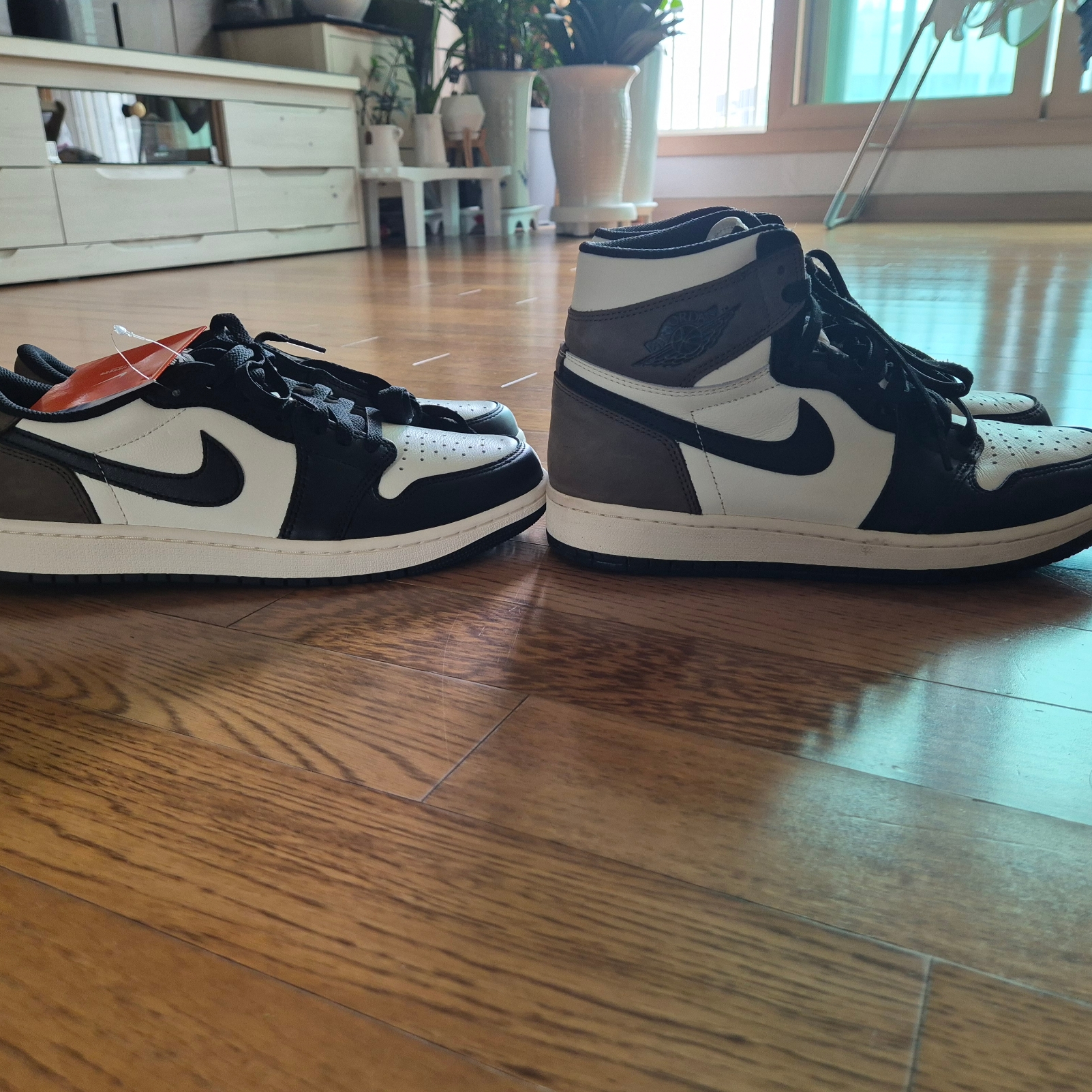 Jordan 1 Retro Low OG Mocha, Jordan 1 Retro High OG Black Mocha 착용 스타일 - 2