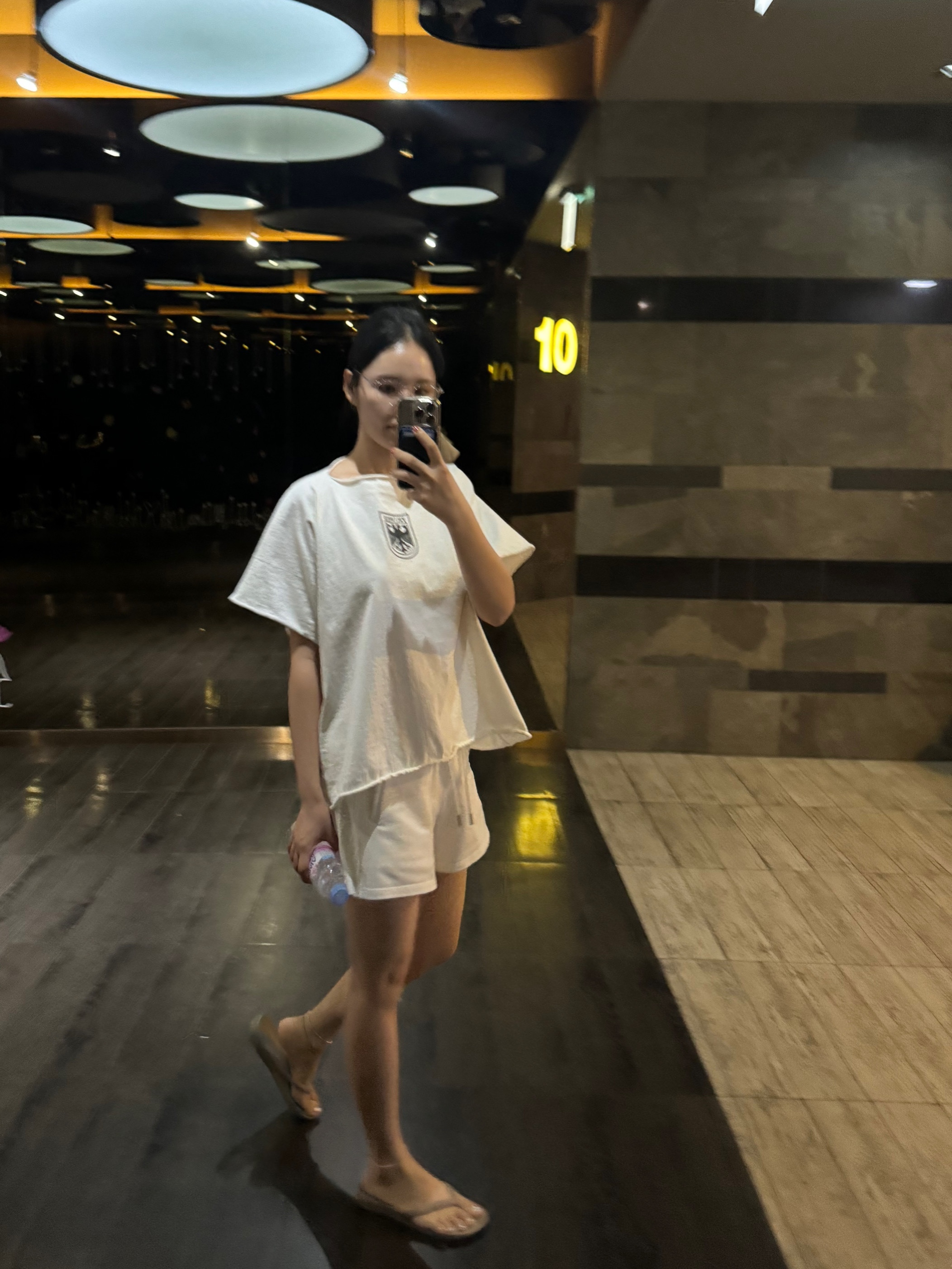 Yeezy Vultures Box T-Shirt White 착용 스타일 - 3