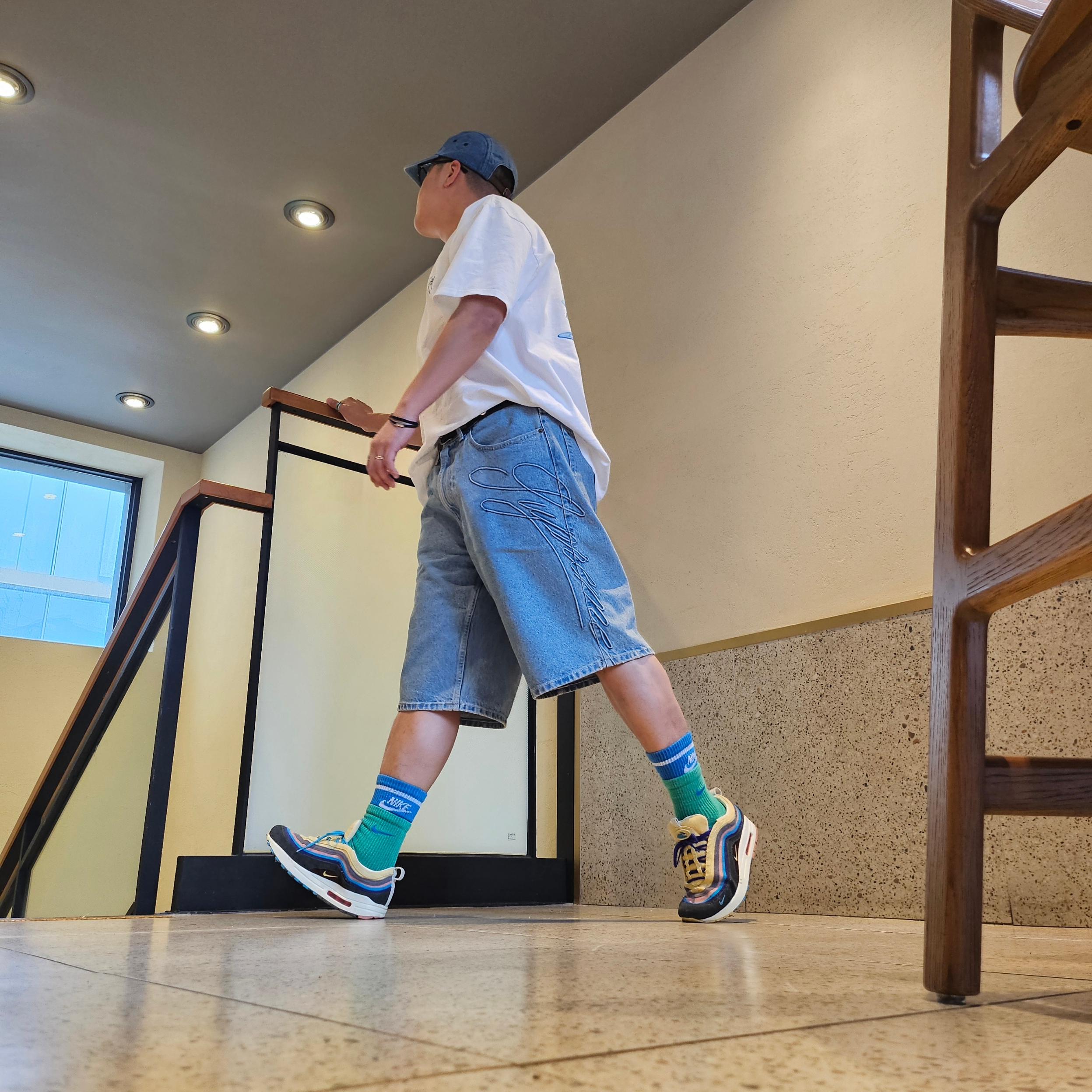 Stussy SS Link Studded Belt Black, Supreme Script Baggy Denim Short Washed Indigo - 24SS 착용 스타일 - 1