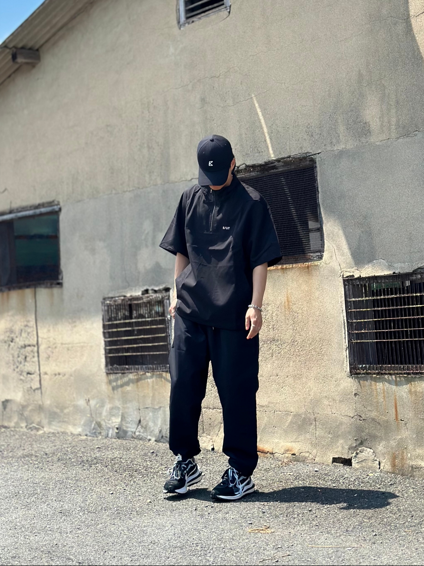 Nike x Sacai VaporWaffle Black White, Louis Vuitton Monogram Chain Bracelet Silver 착용 스타일 - 2