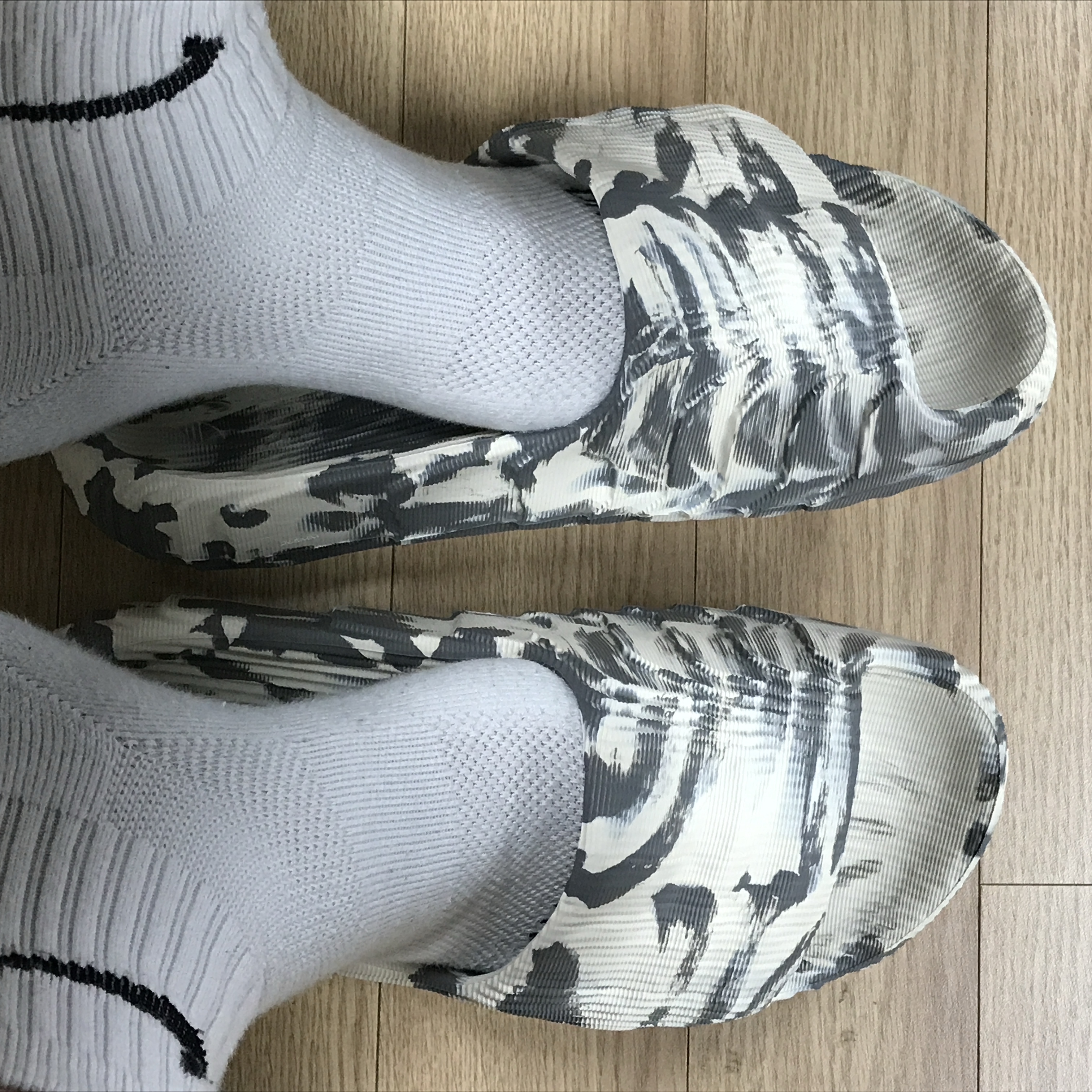 Adidas Adilette 22 Wonder White Grey 착용 스타일 - 3