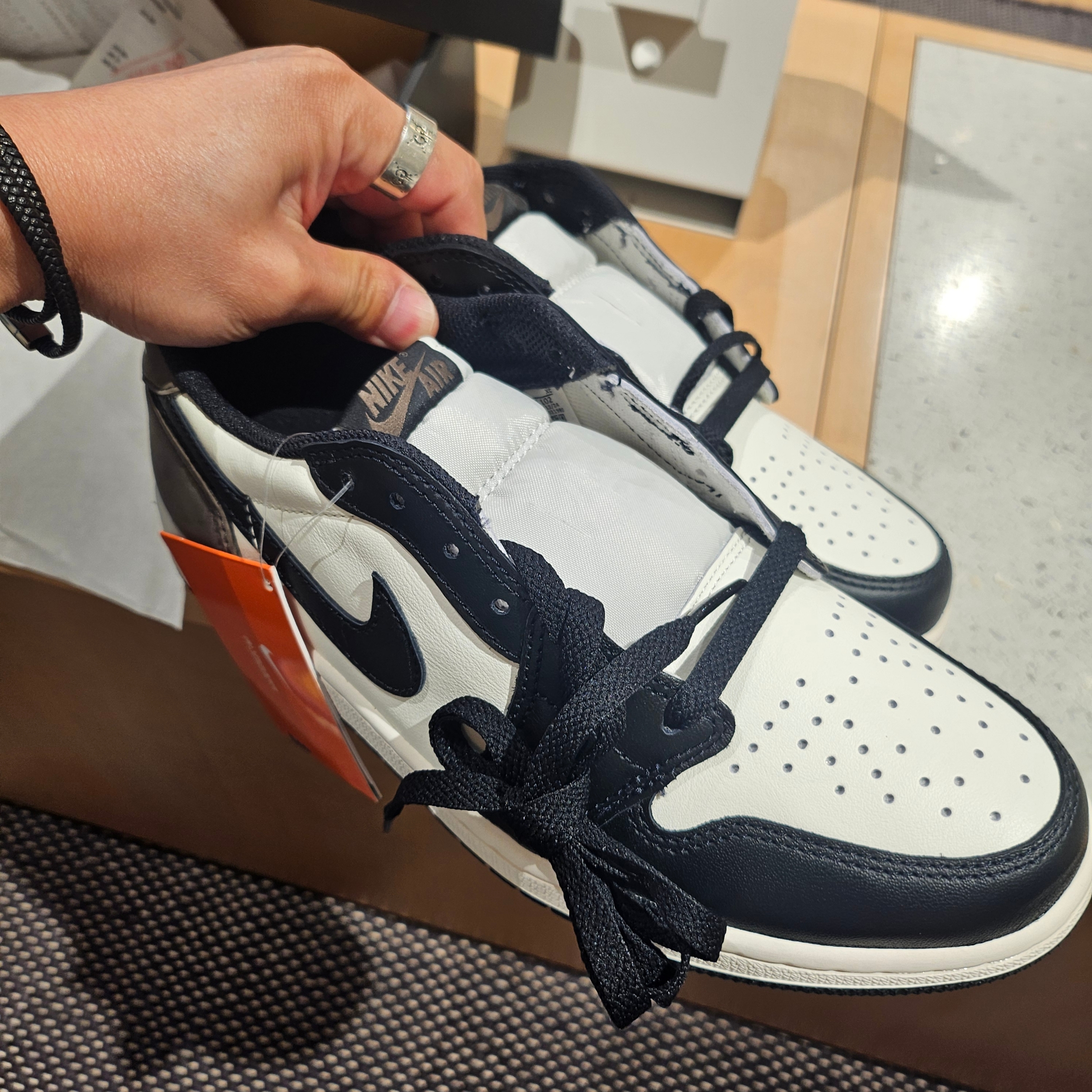 Jordan 1 Retro Low OG Mocha 착용 스타일 - 4