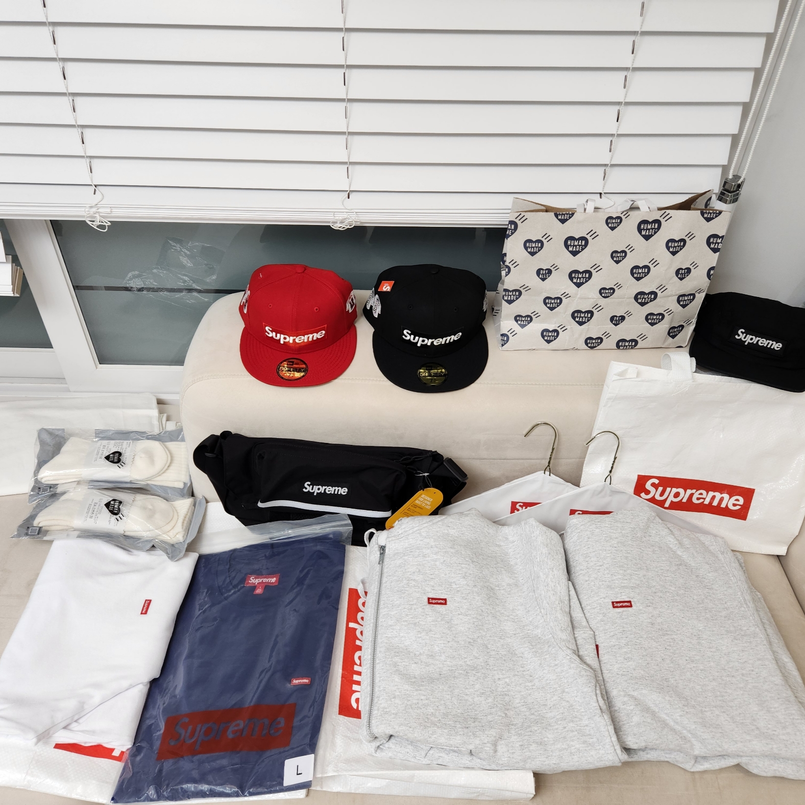 Supreme x New Era Jerseys Box Logo Black - 24FW, Supreme x New Era Jerseys Box Logo Red - 24FW 착용 스타일