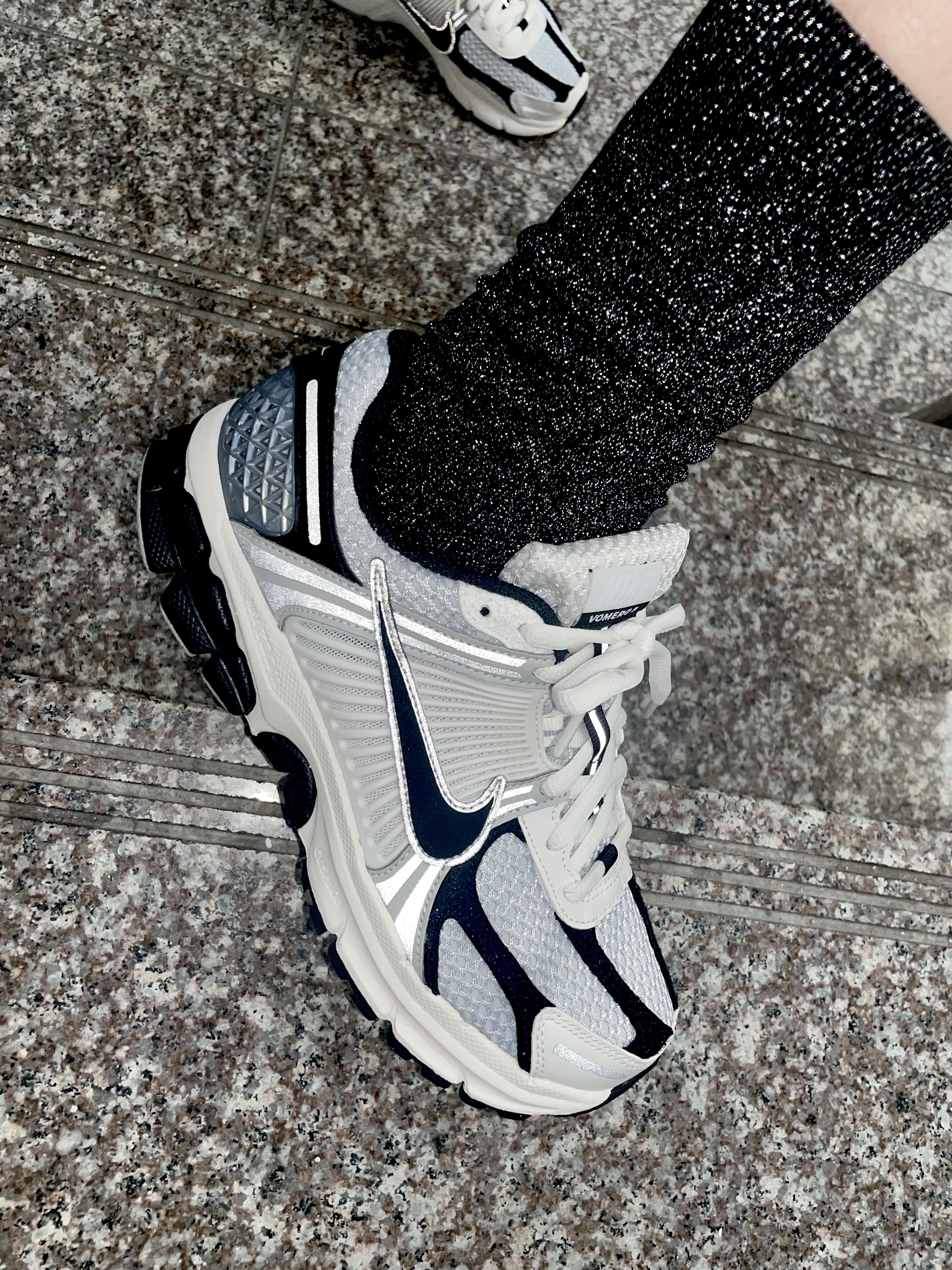 (W) Nike Zoom Vomero 5 Photon Dust Phantom 착용 스타일 - 1