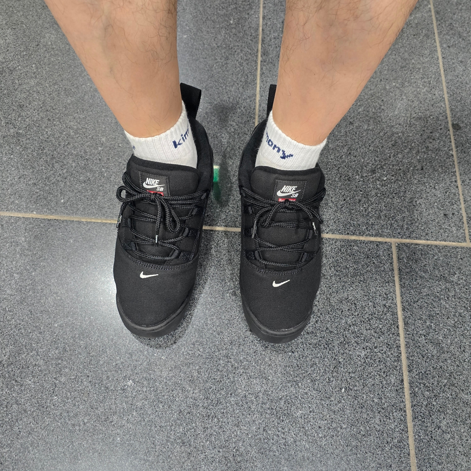 Nike x Supreme SB Darwin Low Black 착용 스타일 - 2