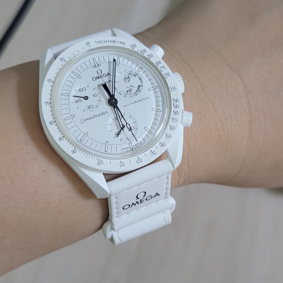 Swatch x Omega x Snoopy Bioceramic Moonswatch Mission To The Moonphase Full Moon 착용 스타일