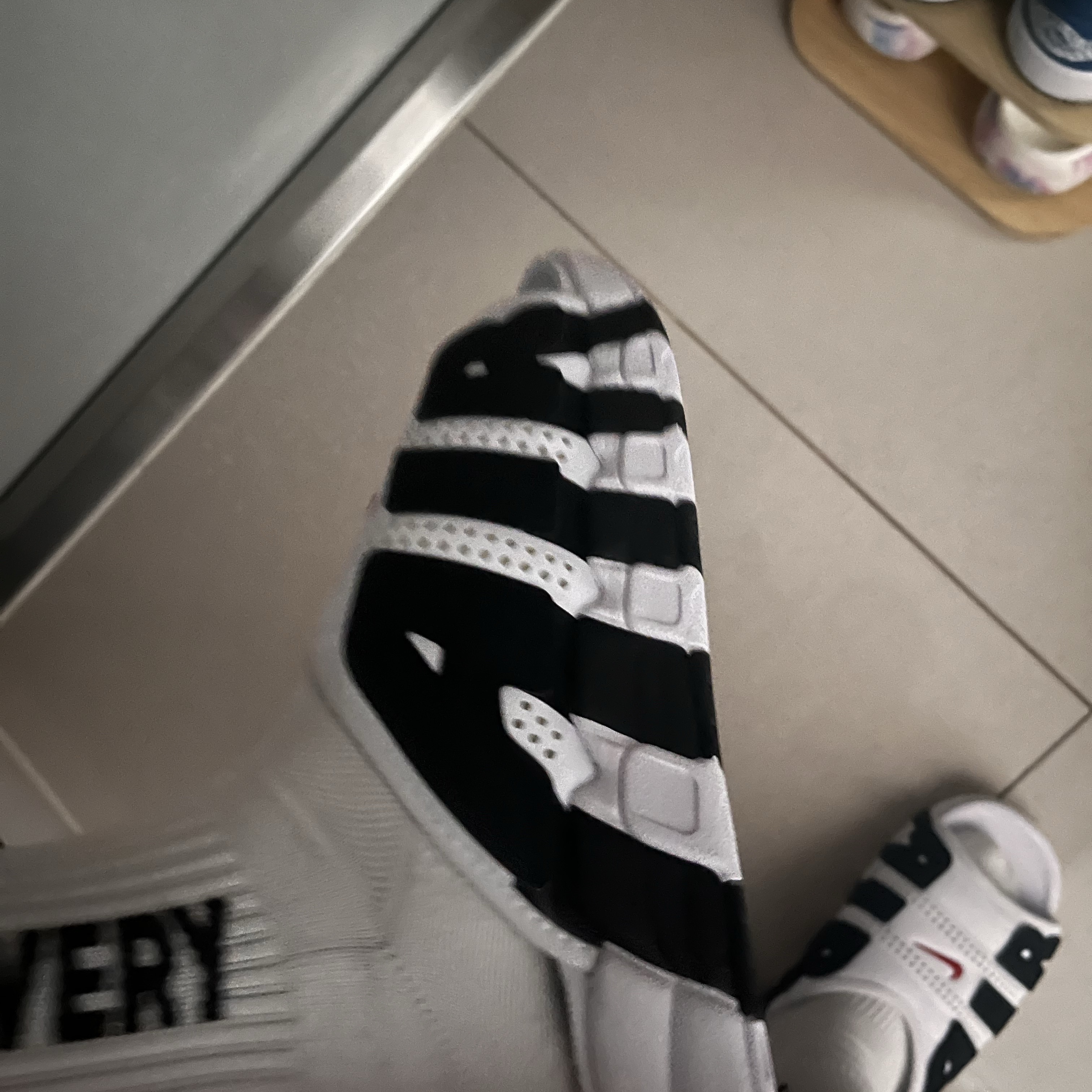 Nike Air More Uptempo Slide White Black 착용 스타일 - 4