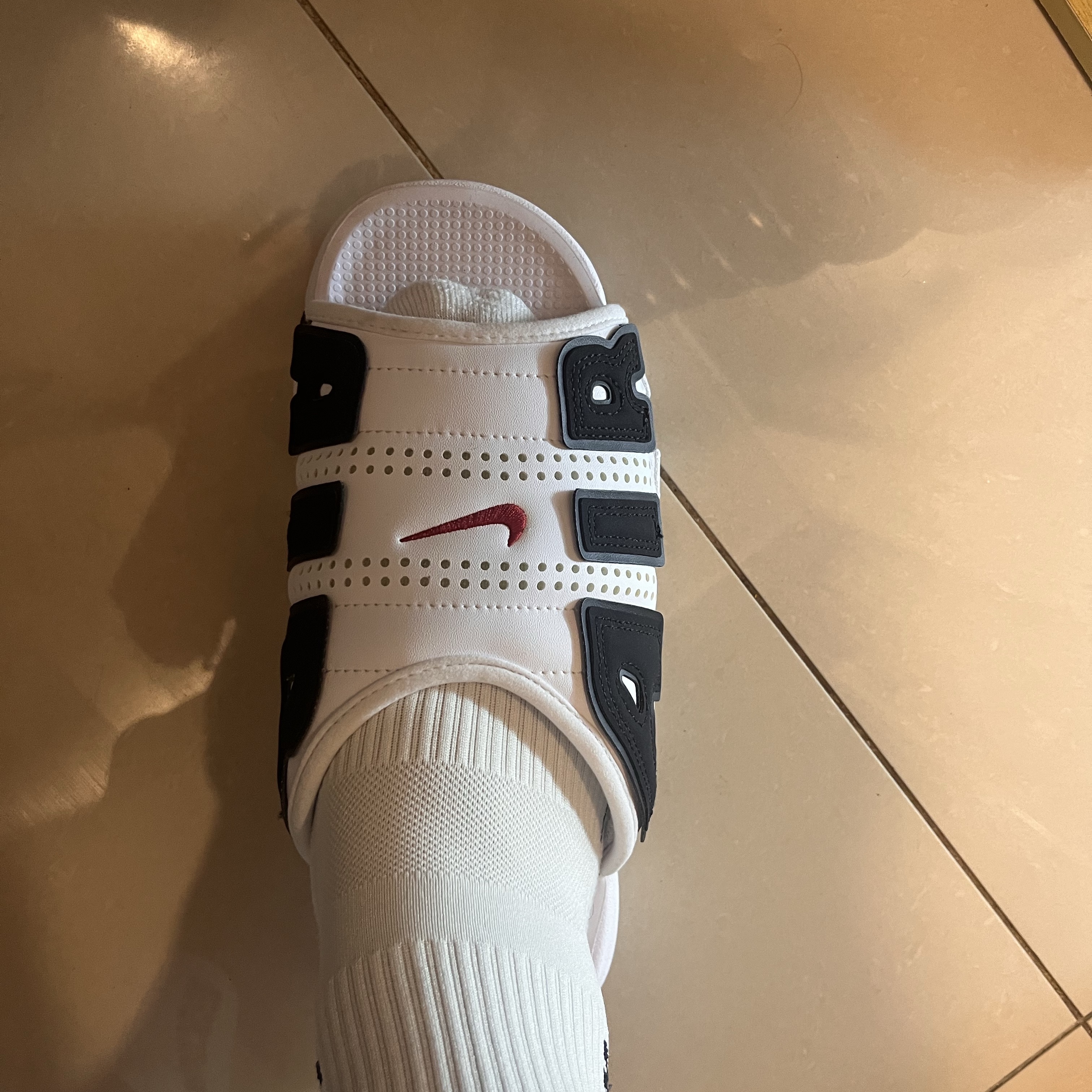 Nike Air More Uptempo Slide White Black 착용 스타일 - 1