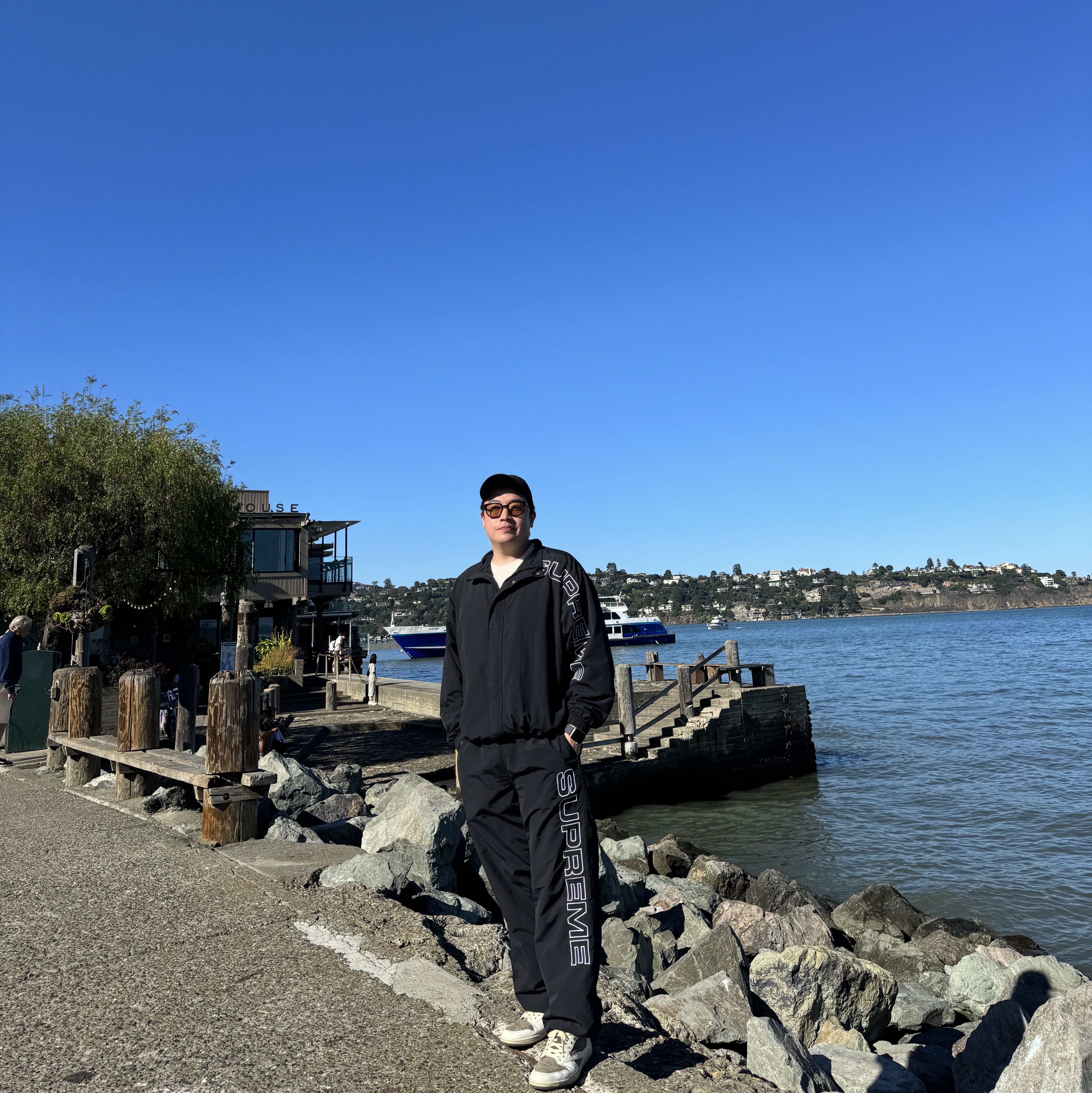 Supreme Spellout Embroidered Track Jacket Black - 23FW, Supreme Spellout Embroidered Track Pants Black - 23FW 착용 스타일 - 6