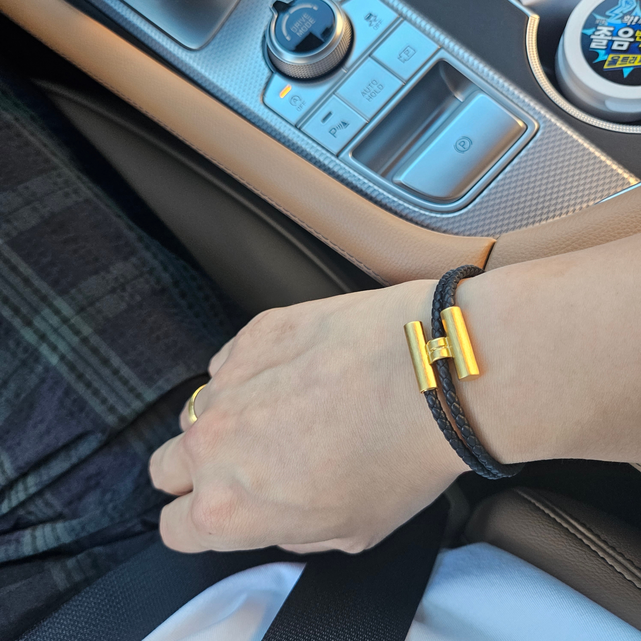 Hermes Tournis Tresse Bracelet Swift Calfskin Brushed Gold & Noir 착용 스타일 - 1