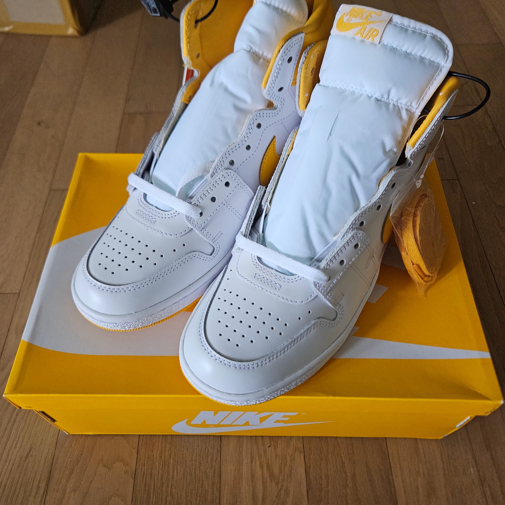Jordan Air Ship SP White University Gold 착용 스타일 - 2