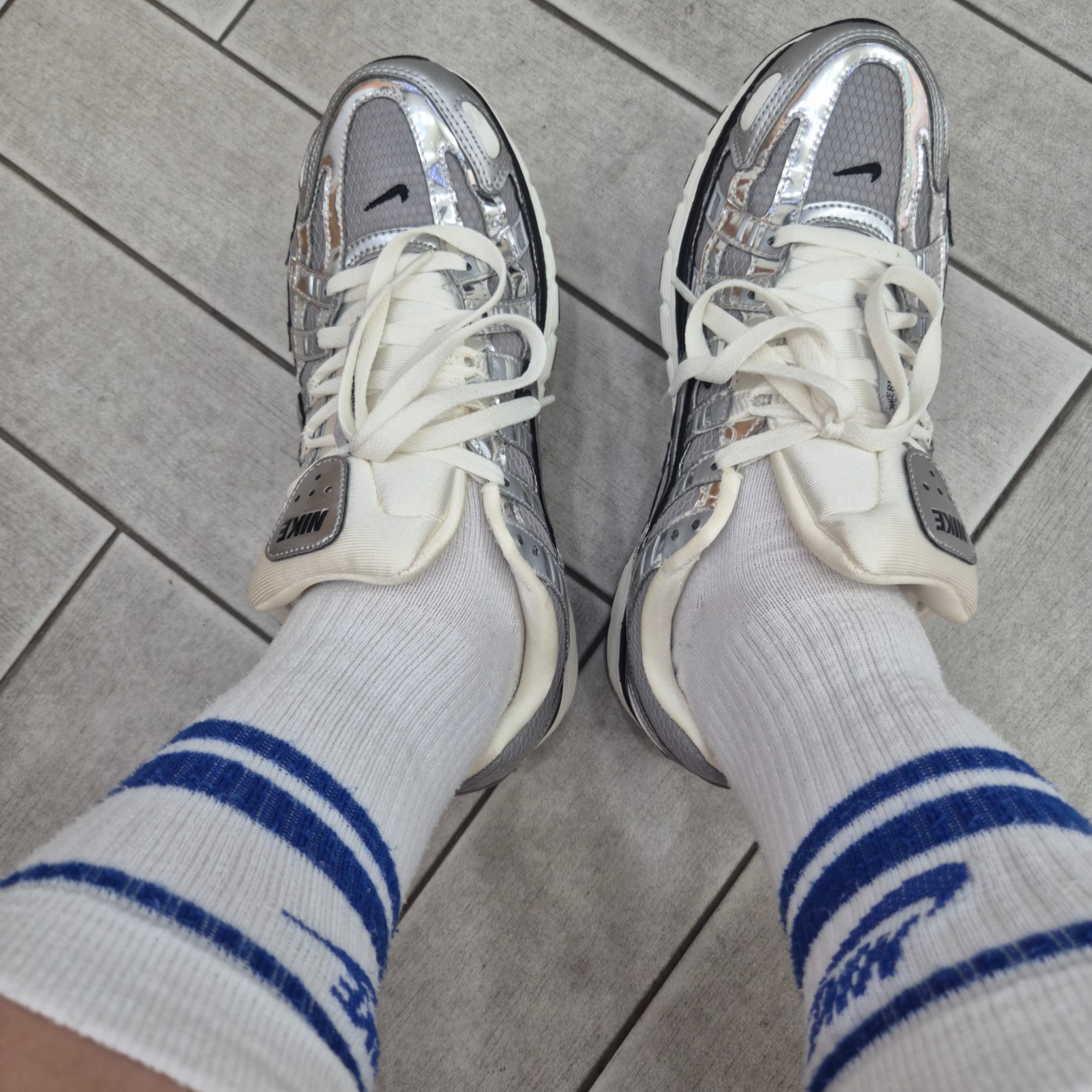 Nike P-6000 Metallic Silver 착용 스타일
