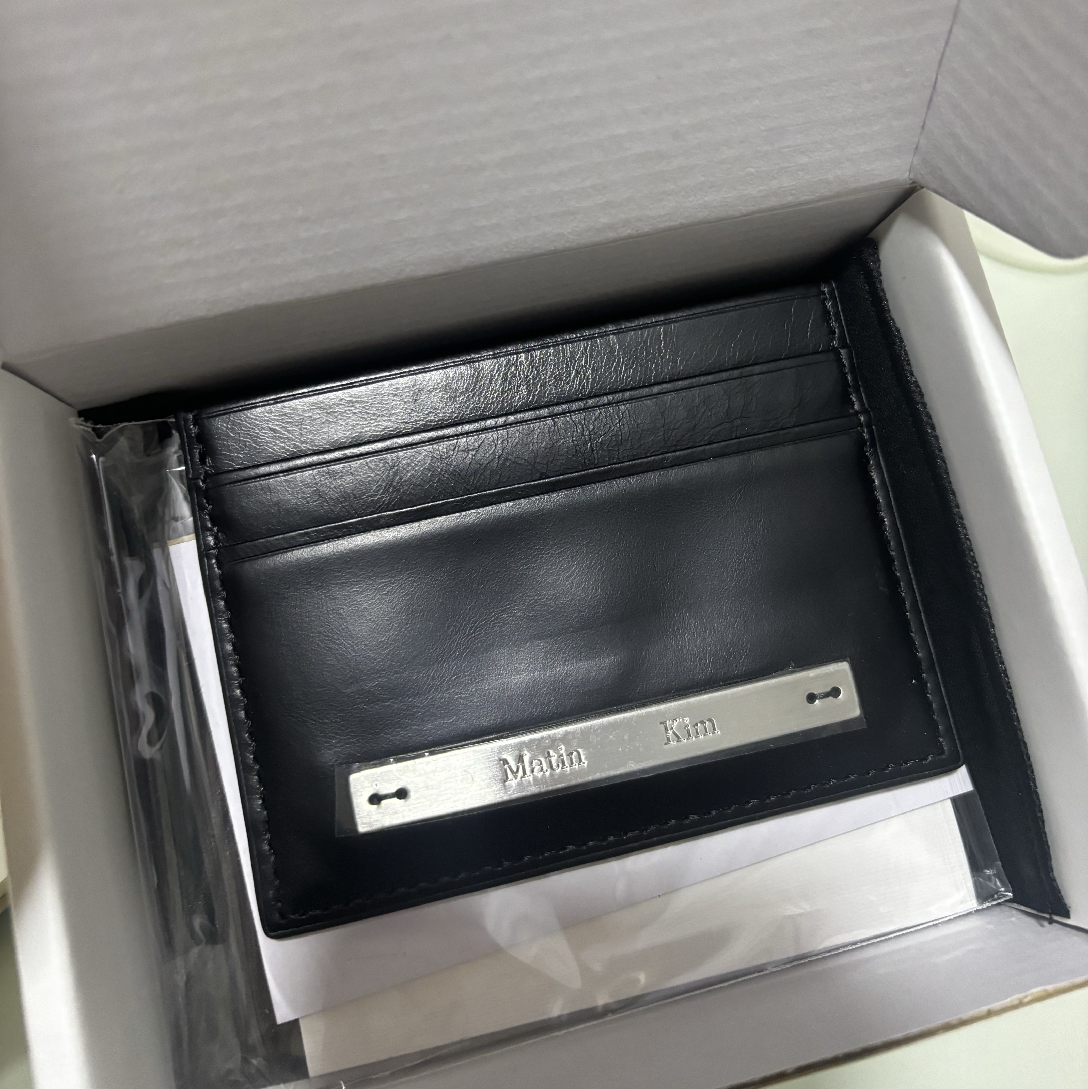 Matin Kim Vintage Card Wallet Black 착용 스타일