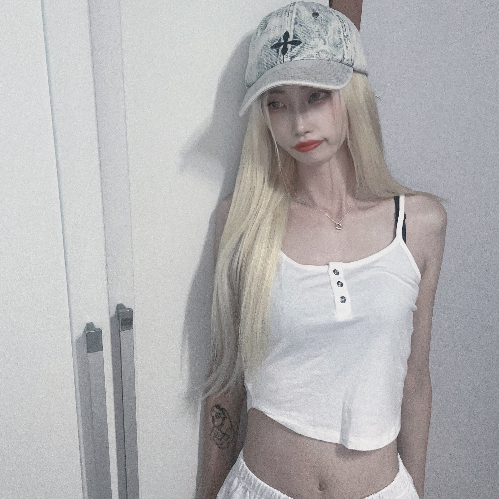 (W) SMFK Wildworld Cross Denim Cream Baseball Cap Cream 착용 스타일