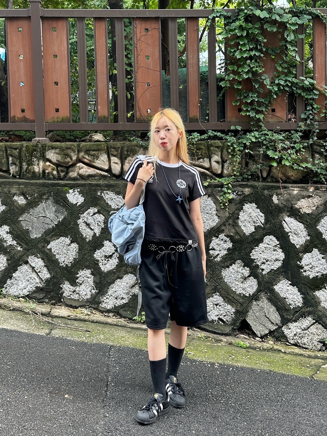 ACOC Blooming Backpack Ice Blue 착용 스타일 - 1
