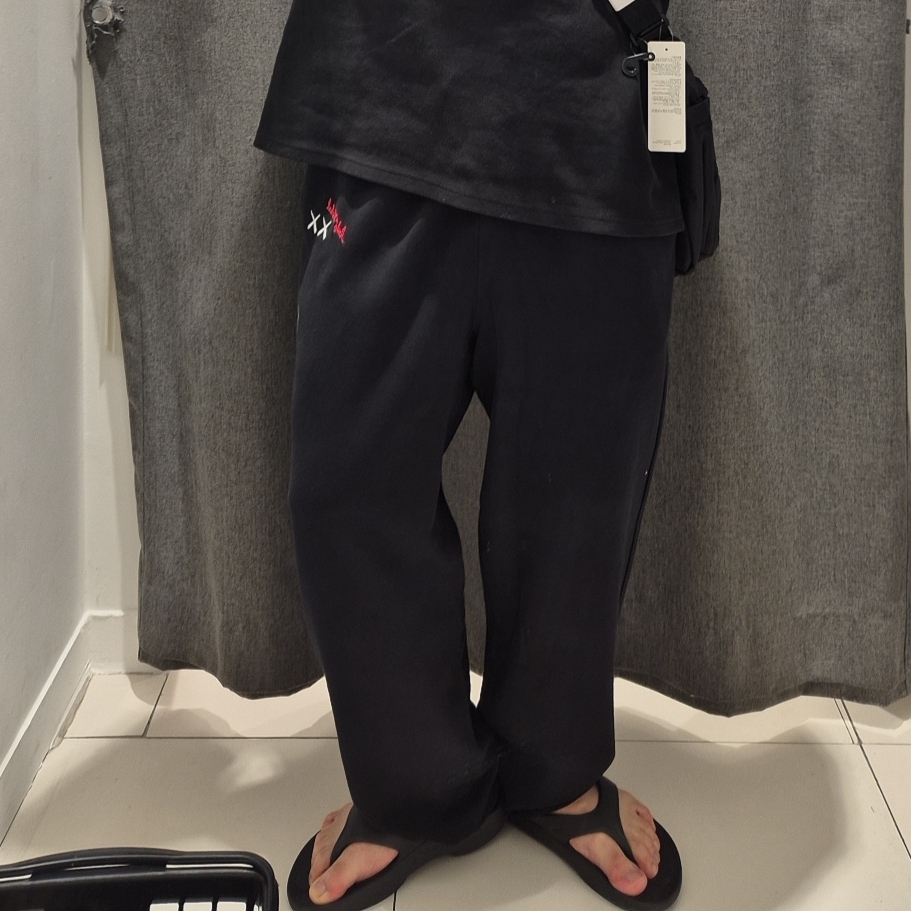 Uniqlo UT x Kaws x Warhol Sweatpants Black 착용 스타일