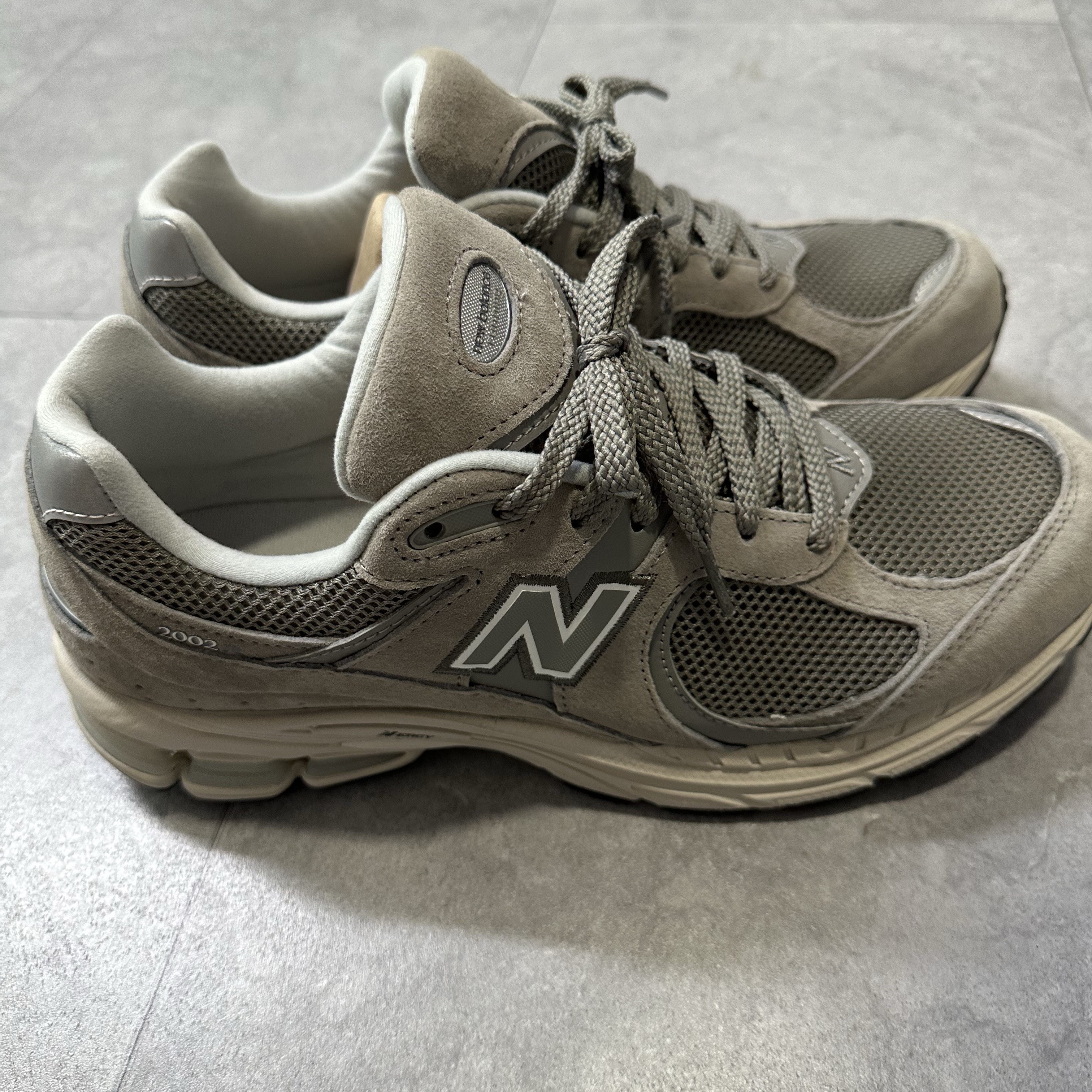 New Balance 2002R Grey 착용 스타일 - 3