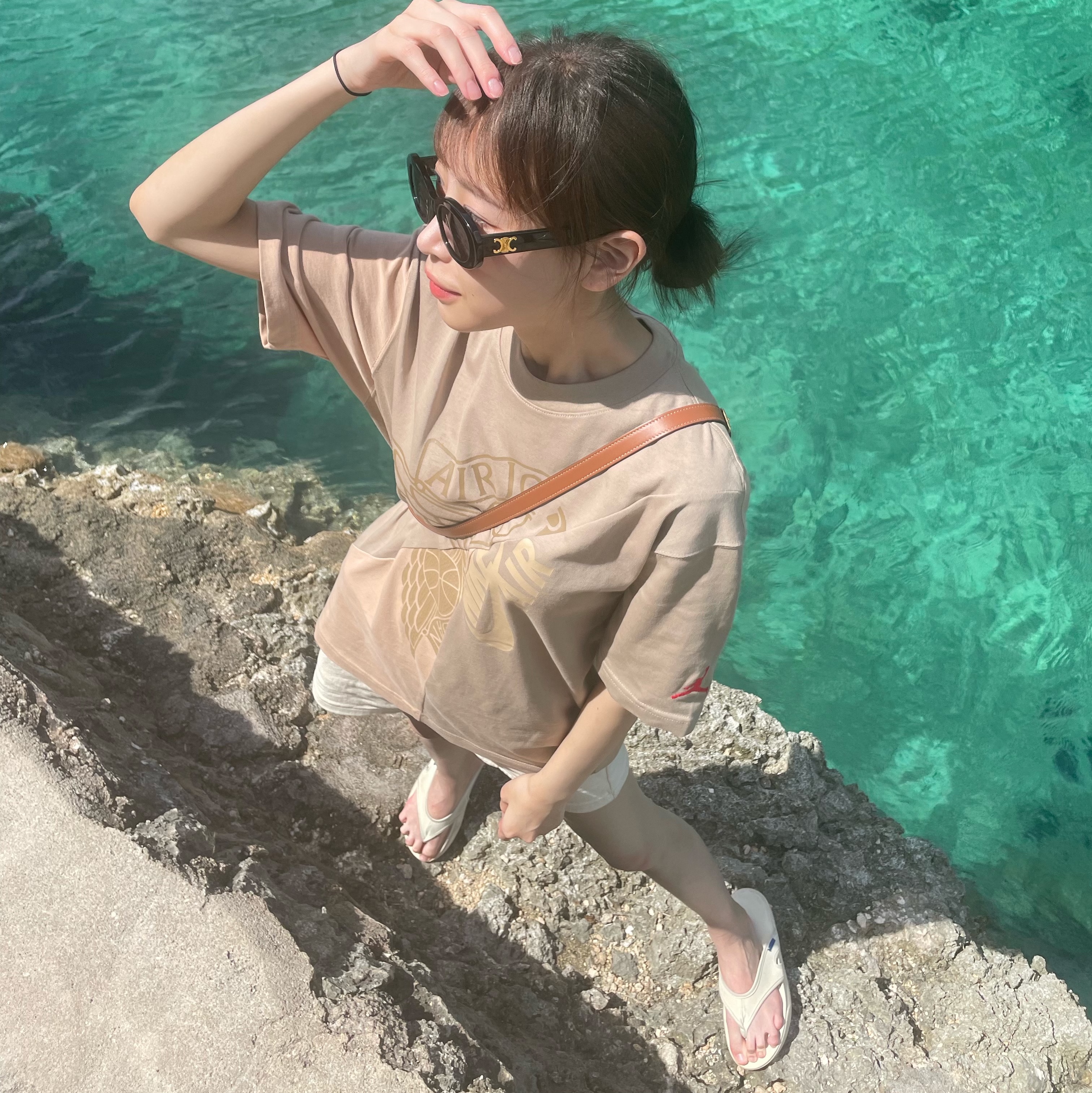 (W) Celine Triomphe 01 Sunglasses in Acetate Black, Jordan x Travis Scott S/S Top - Asia 착용 스타일 - 1