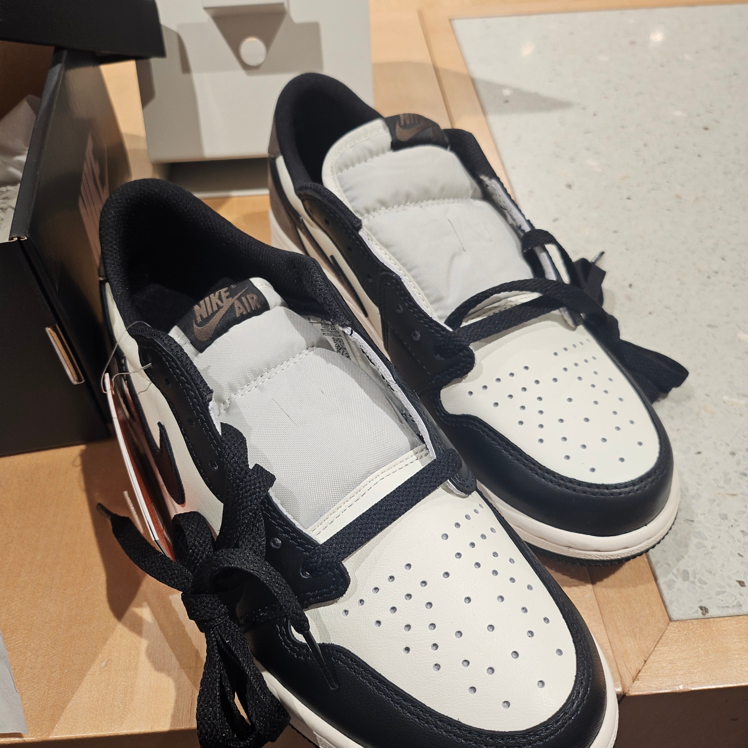 Jordan 1 Retro Low OG Mocha 착용 스타일 - 2