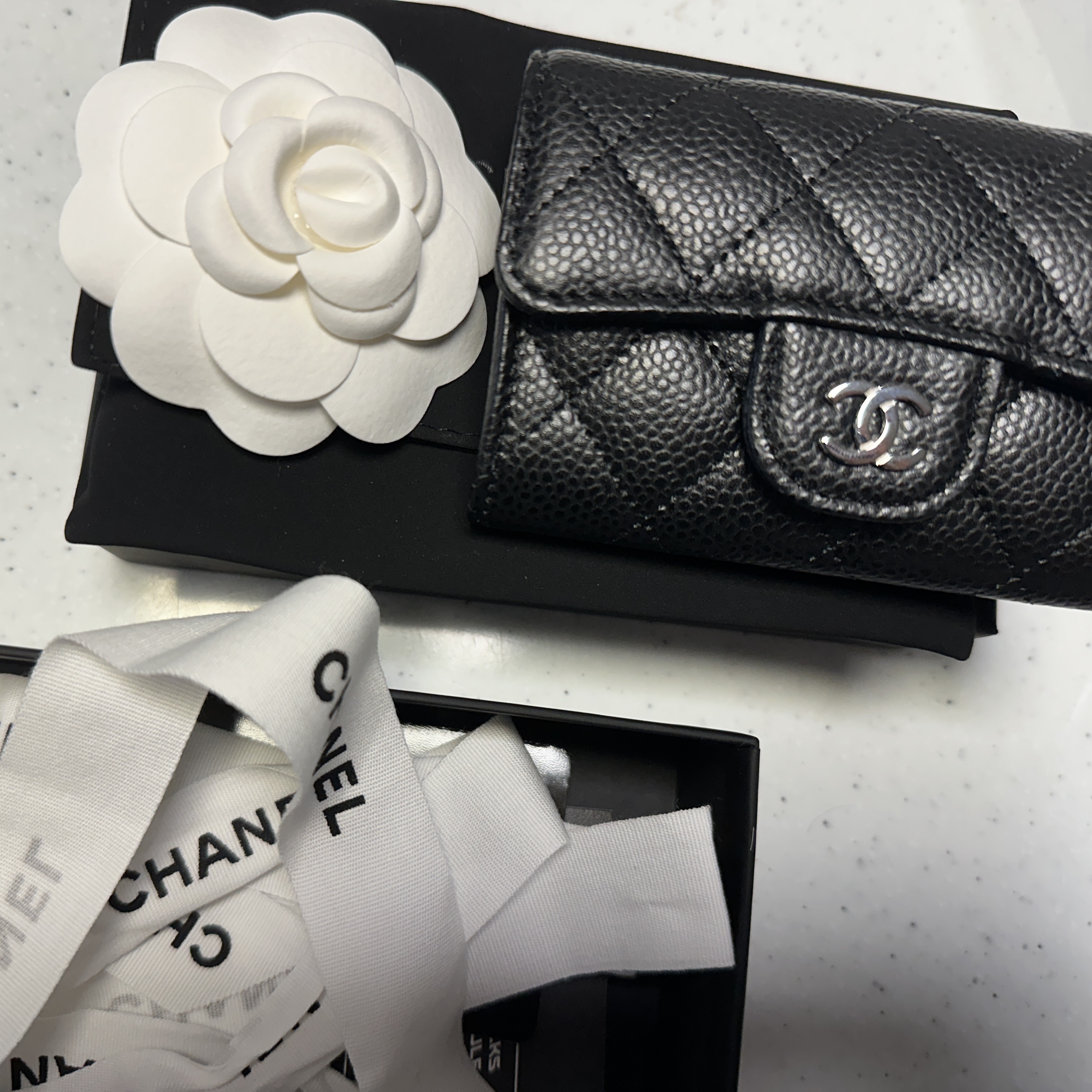 Chanel Classic Card Holder Grained Calfskin & Silver Black 착용 스타일