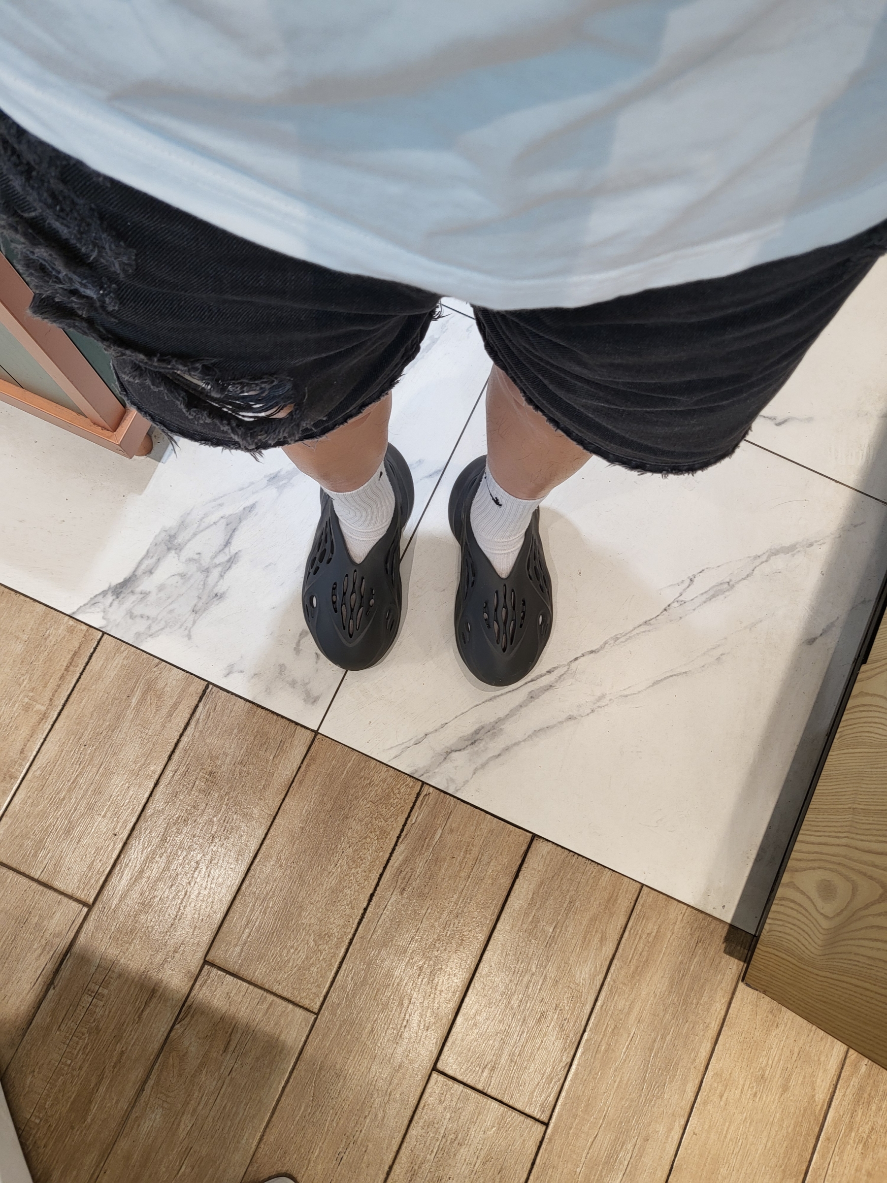 Adidas Yeezy Foam RNNR Onyx 착용 스타일