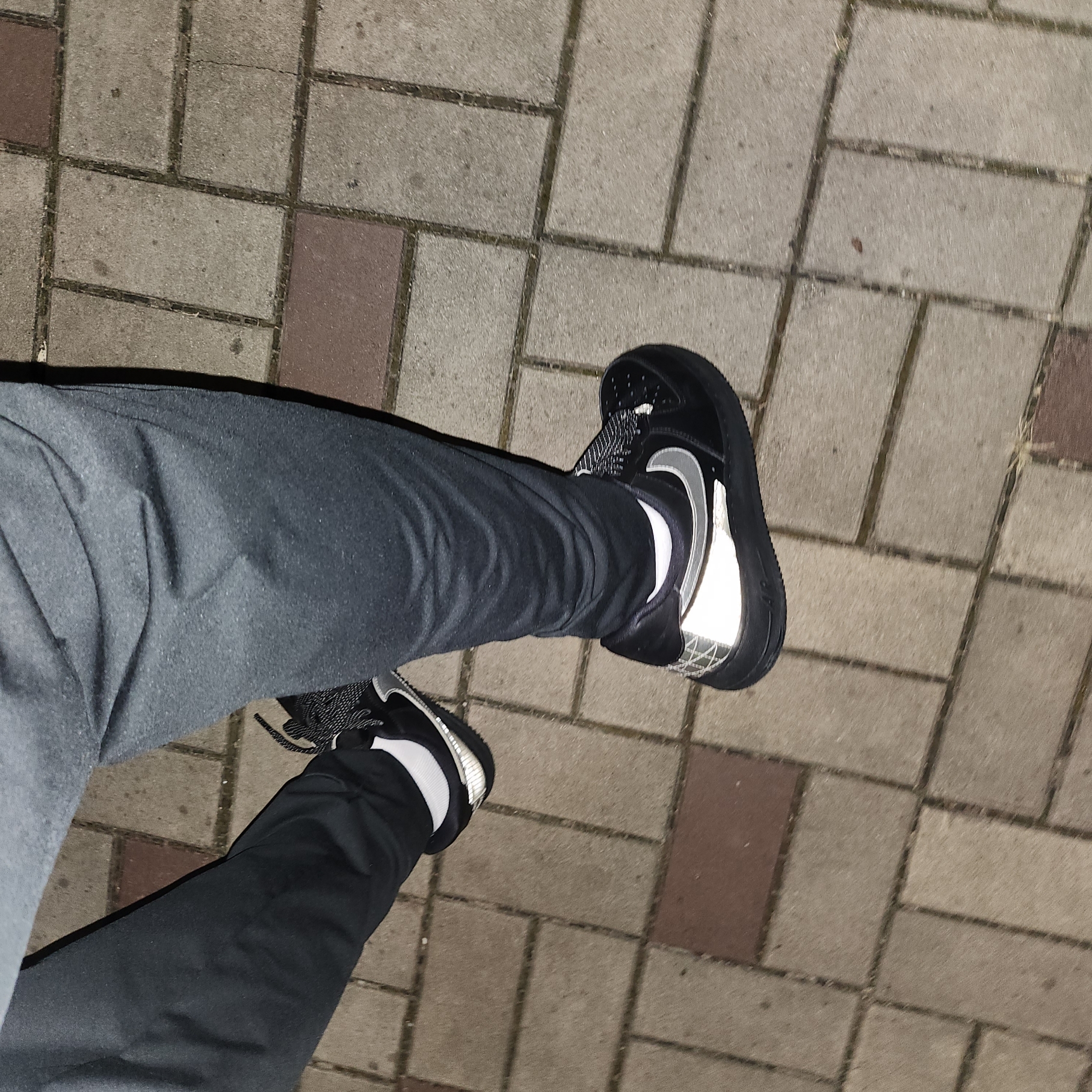 Nike Air Force 1 '07 LV8 3M Black Metallic Silver 착용 스타일 - 2