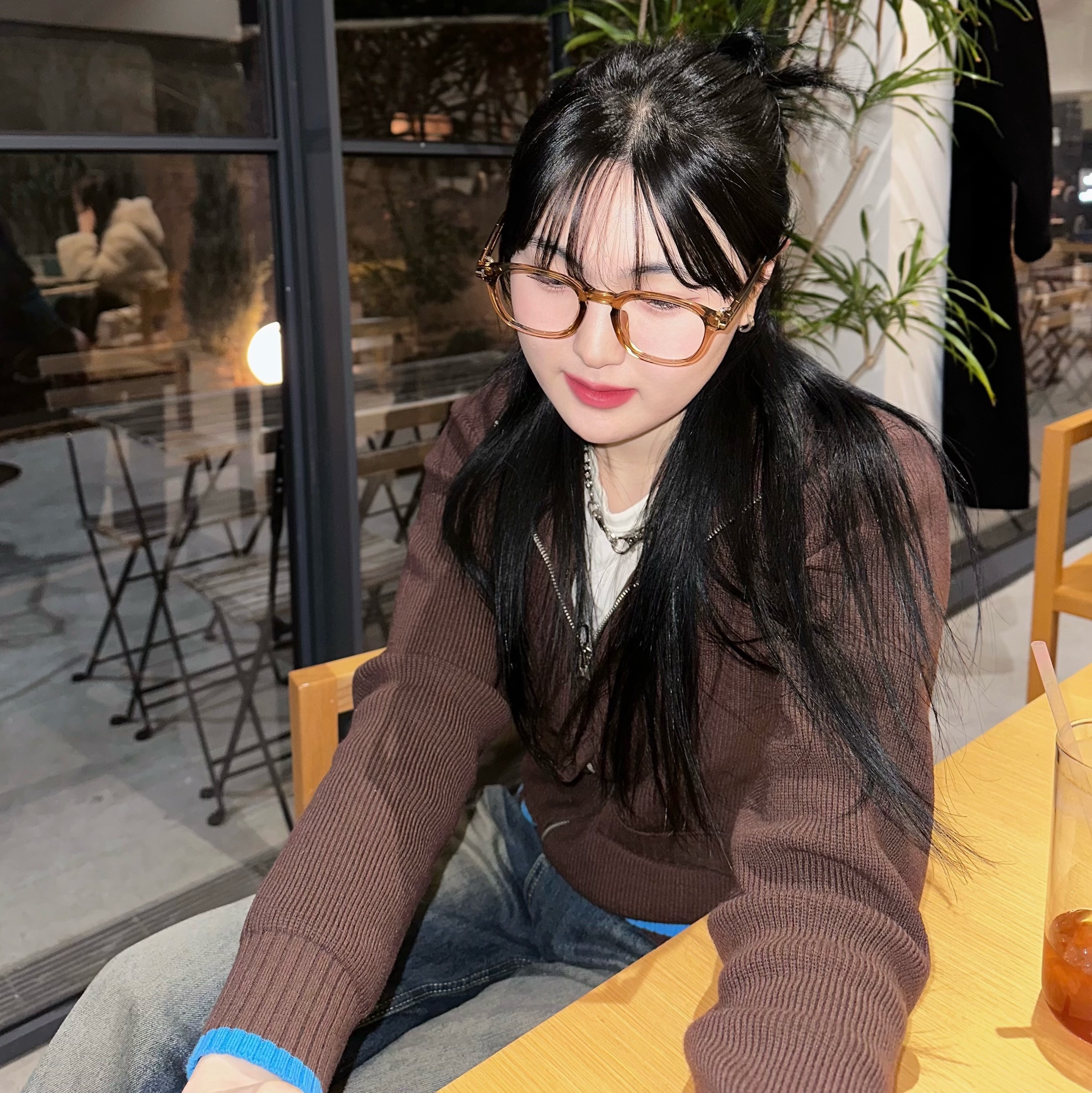 Matin Kim Spell Point Stripe Knit Cardigan Brown 착용 스타일 - 1