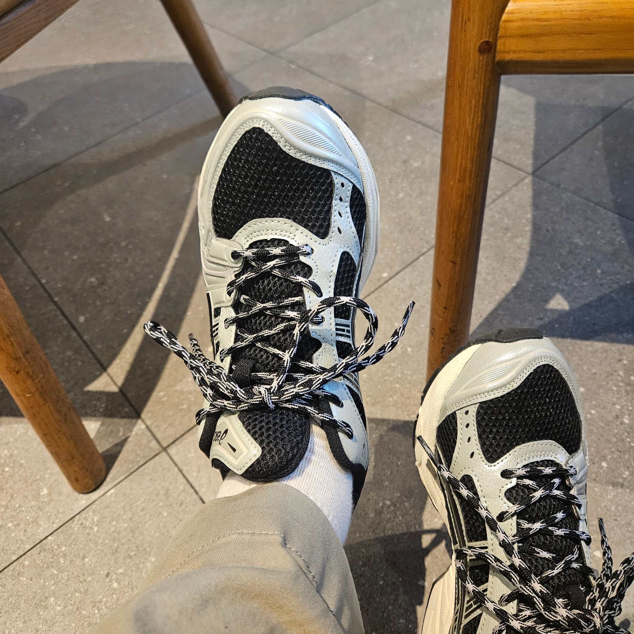 Asics Gel-Kayano 14 Black Seal Grey 착용 스타일