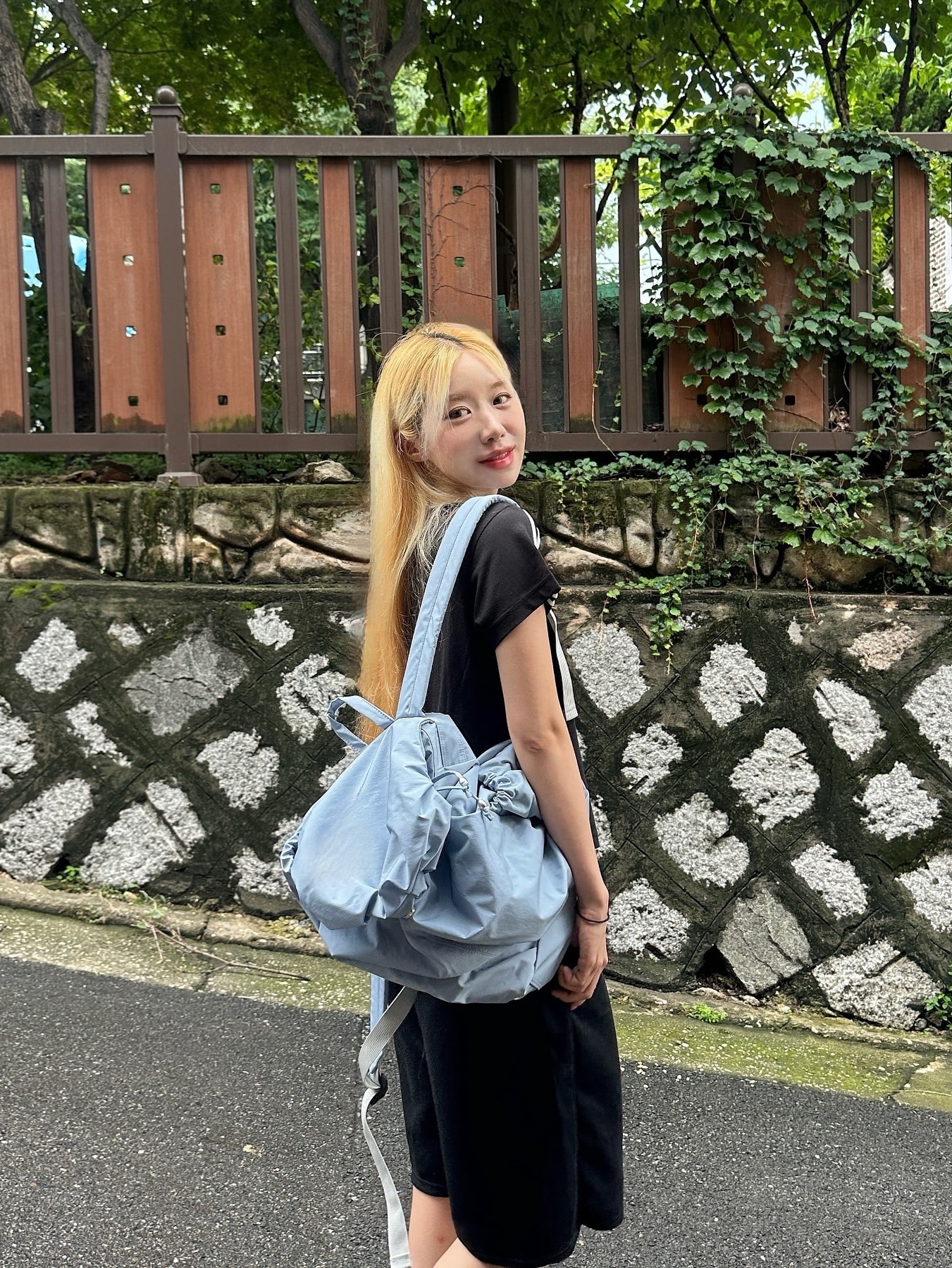 ACOC Blooming Backpack Ice Blue 착용 스타일 - 3