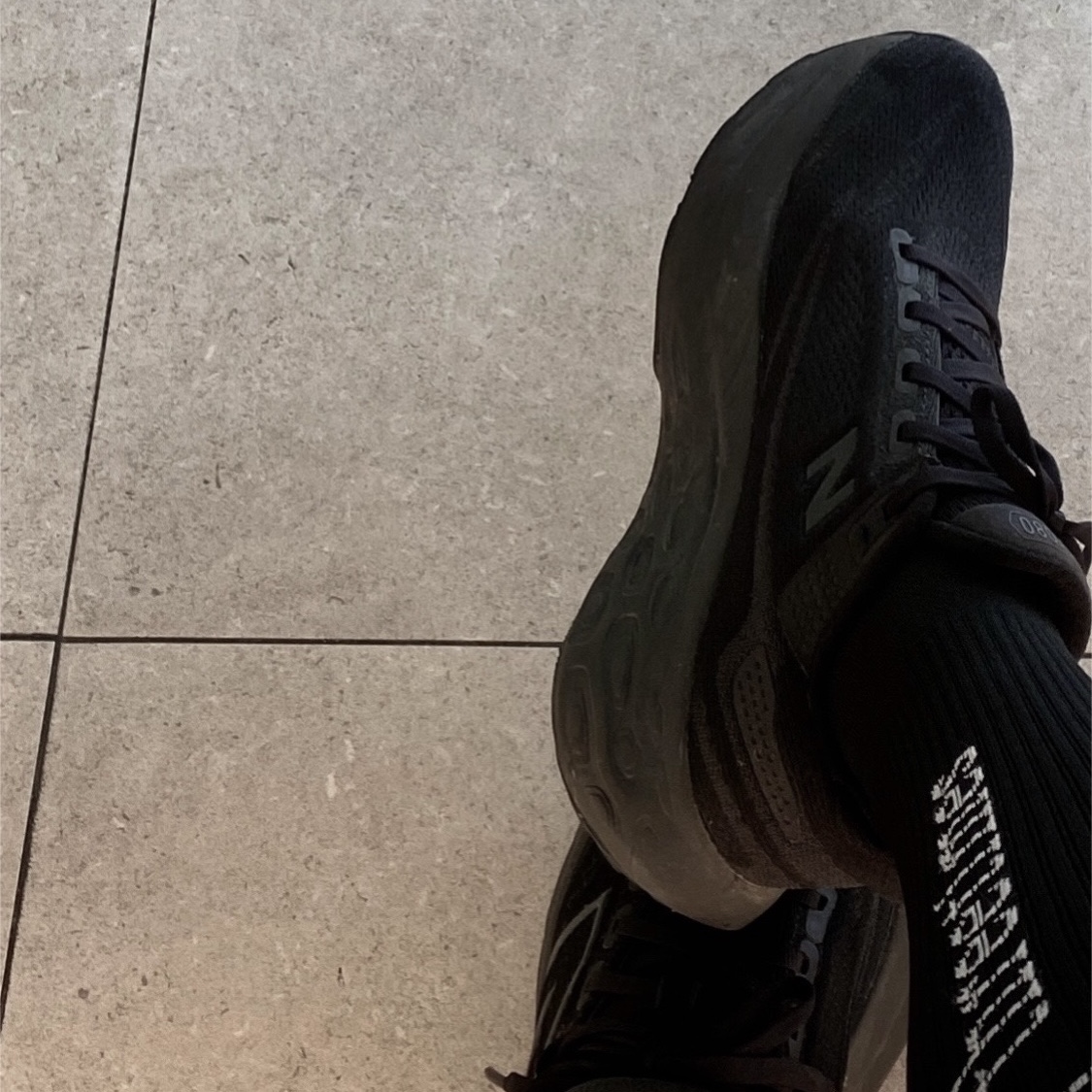 New Balance Fresh Foam X 1080v13 Blacktop - 2E Wide 착용 스타일 - 2