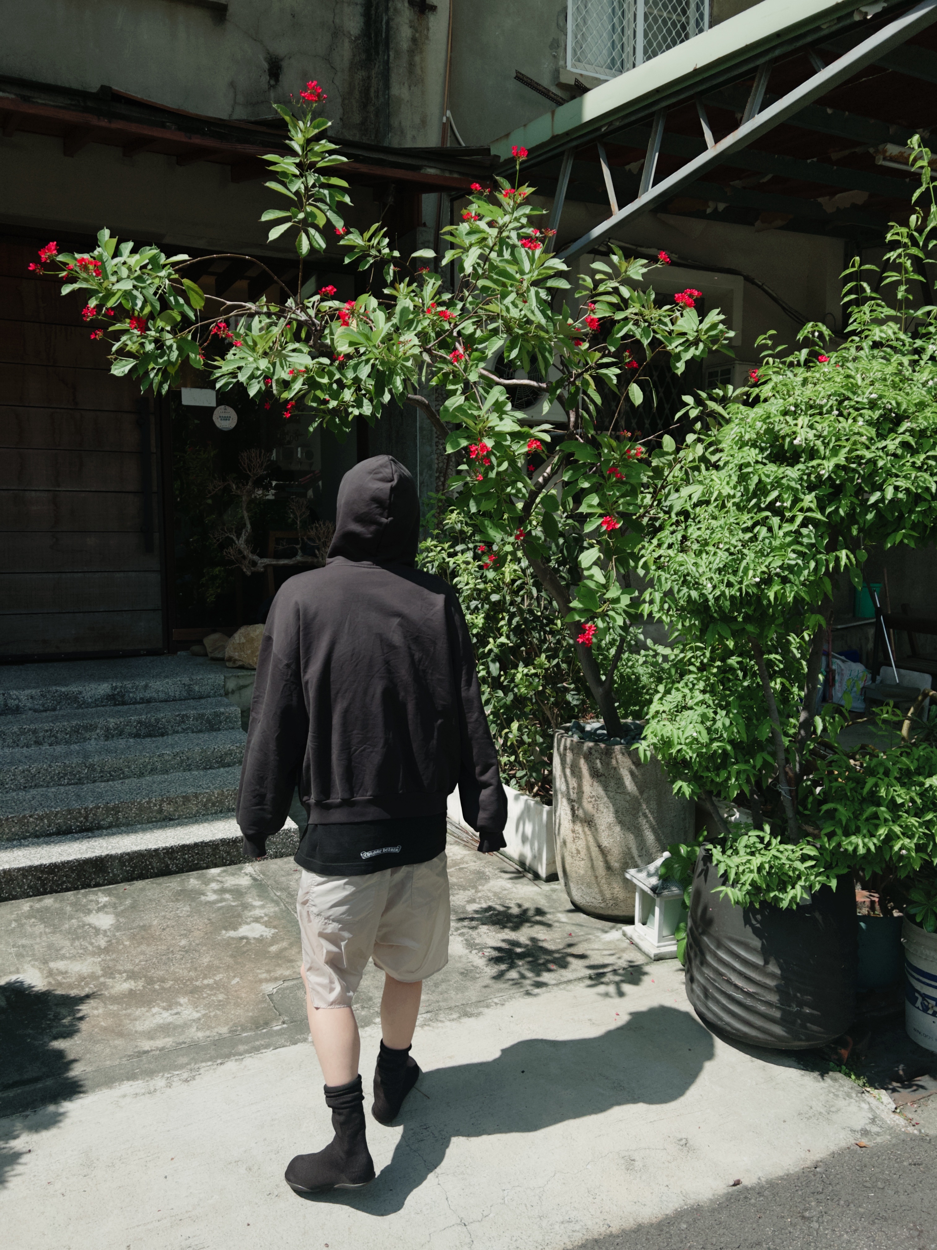 Yeezy YZY Pods Black, Balenciaga Ebay Zip-Up Hoodie Regular Fit Black 착용 스타일 - 2