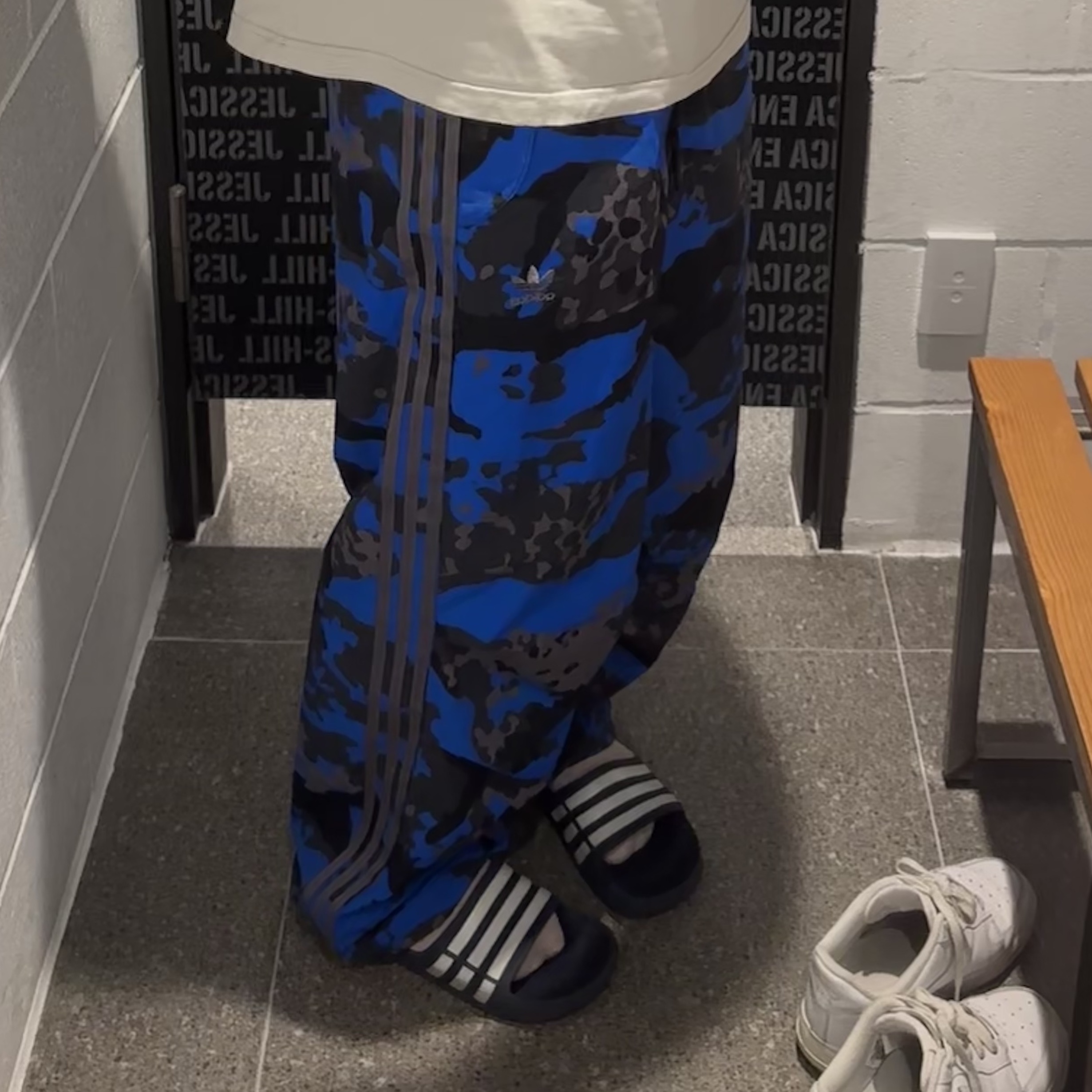 Adidas Camo Parachute Pants Black Trace Grey - KR Sizing 착용 스타일