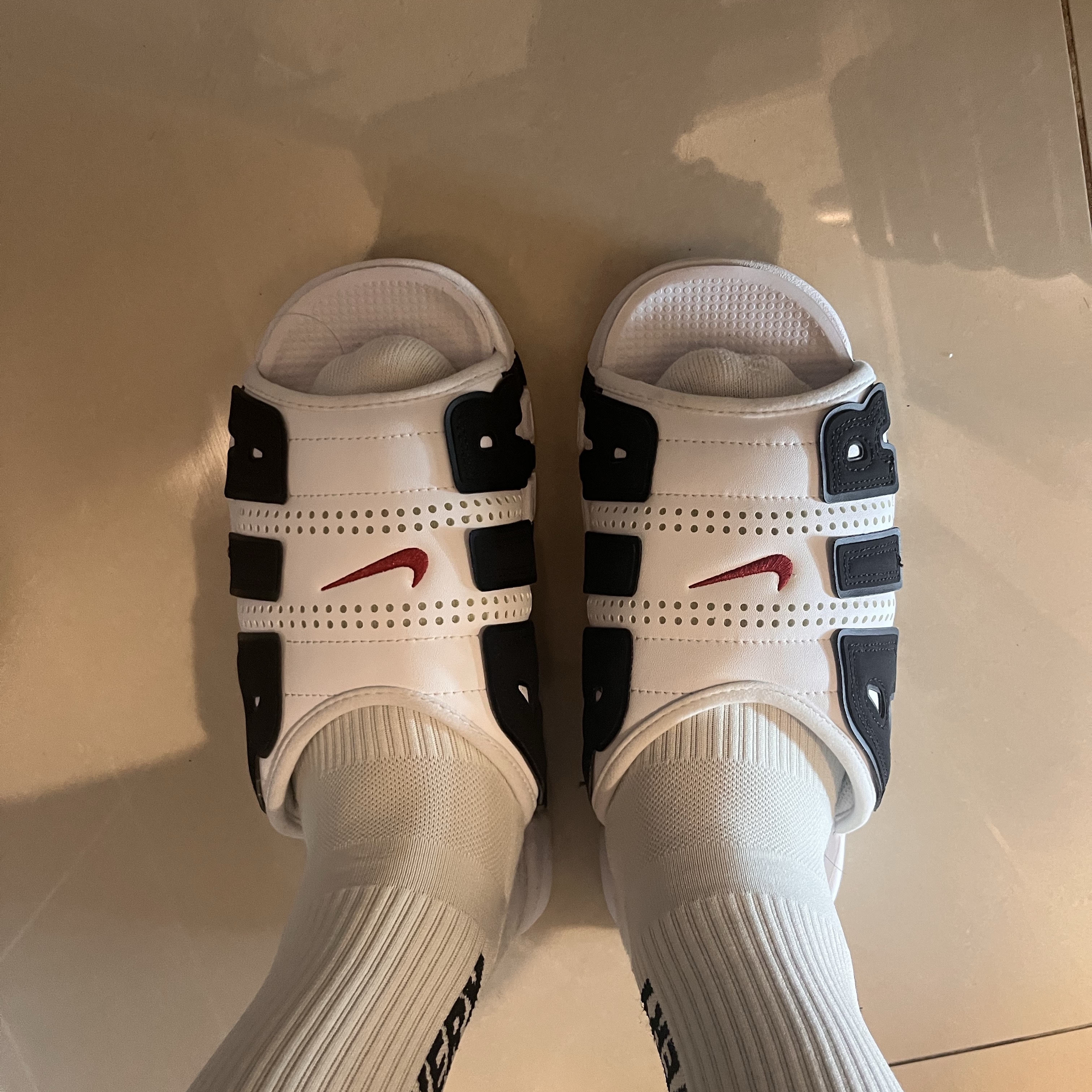 Nike Air More Uptempo Slide White Black 착용 스타일 - 2