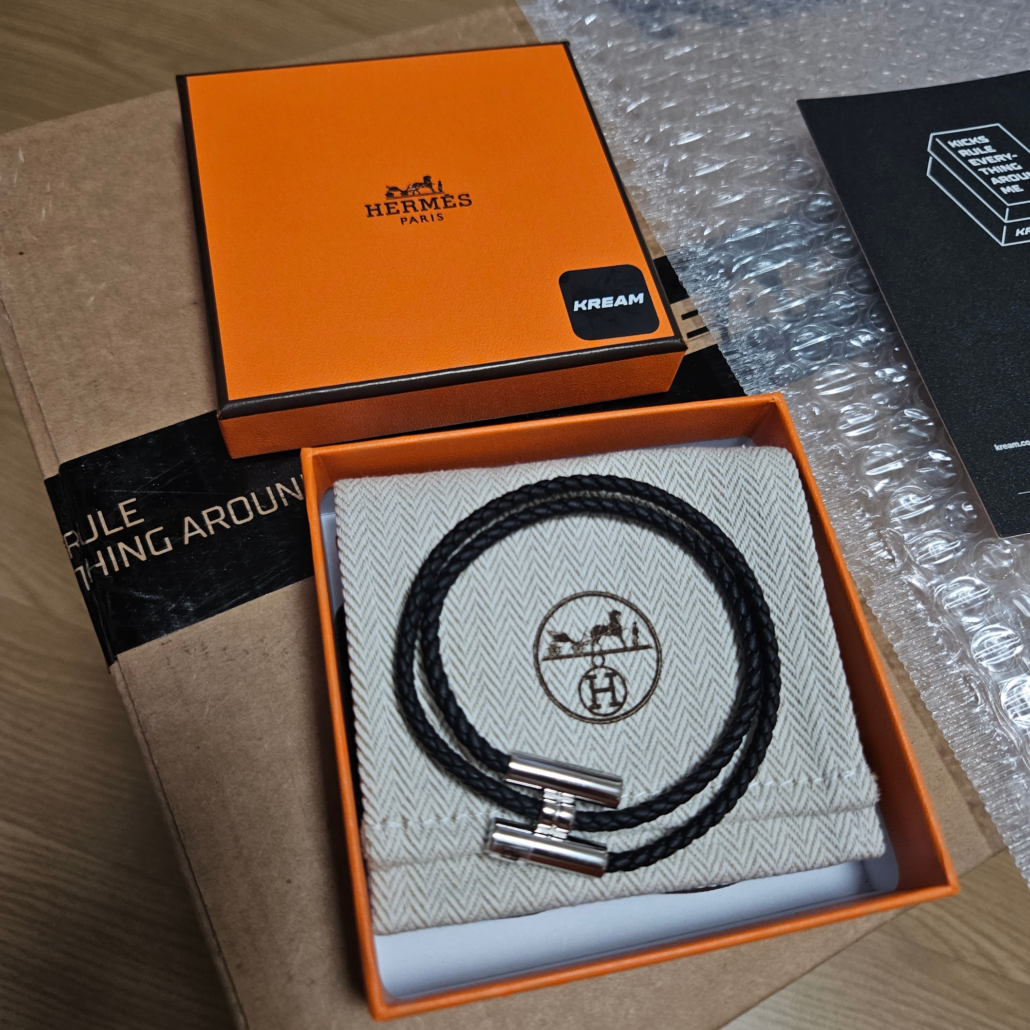 Hermes Tournis Tresse Bracelet Swift Calfskin Palladium & Noir 착용 스타일 - 2