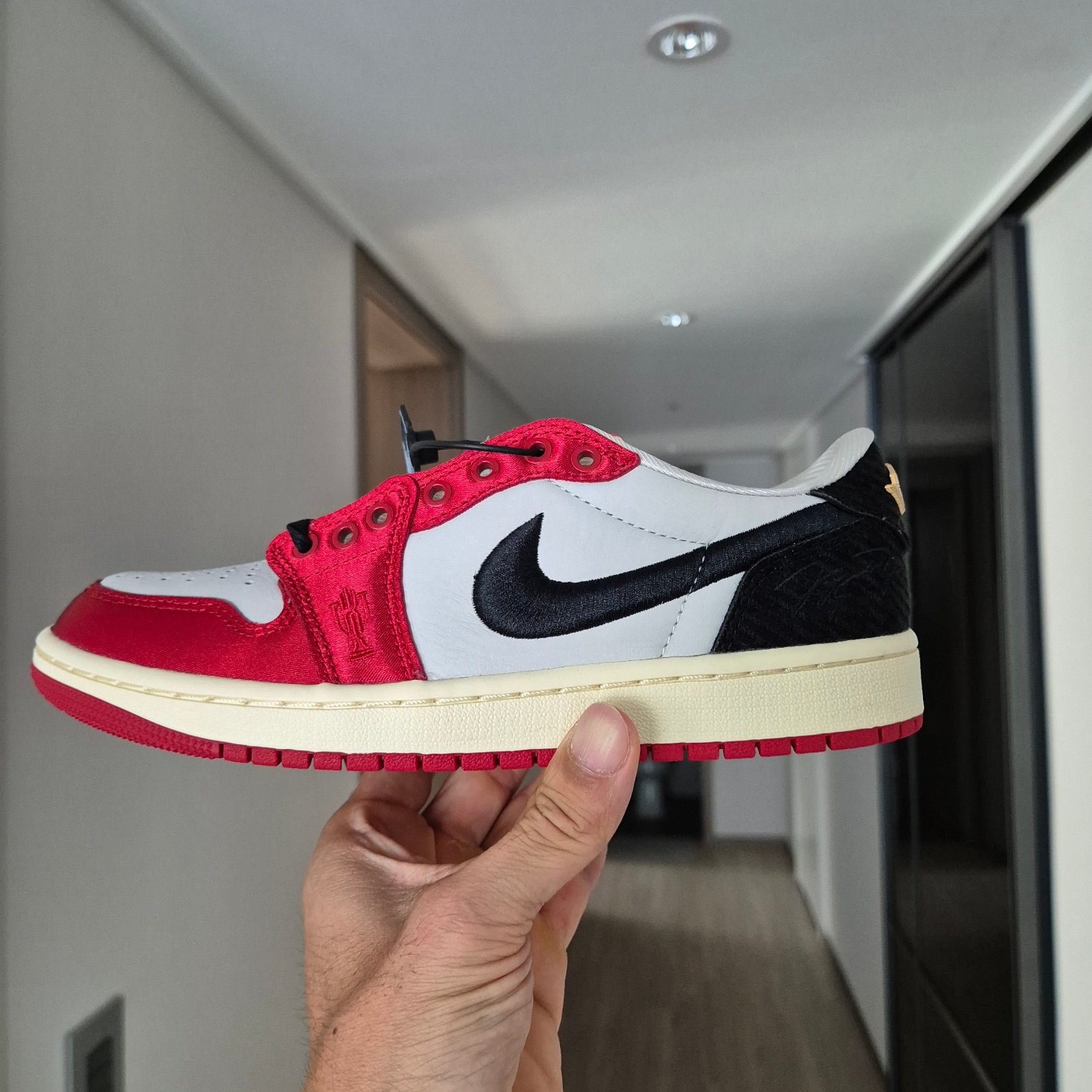 Jordan 1 x Trophy Room Retro Low OG SP Sail Varsity Red 착용 스타일 - 1