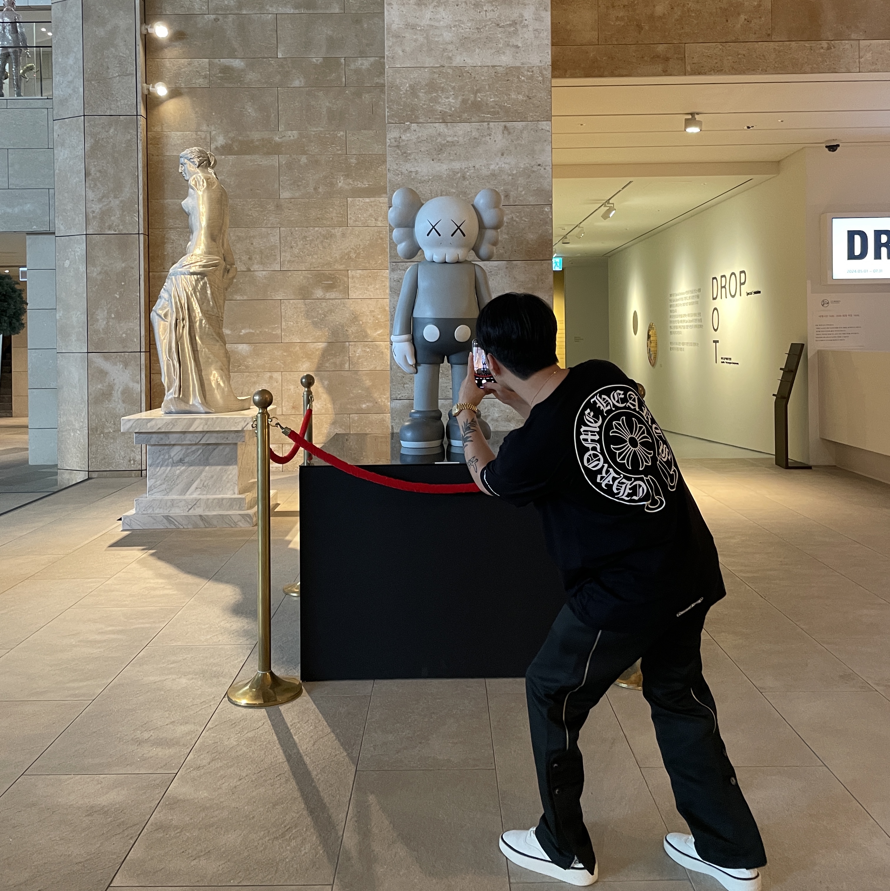 Chrome Hearts Horseshoe Logo Pocket T-Shirt Black, Fear of God Canvas 101 Backless Sneakers Latte 착용 스타일 - 1