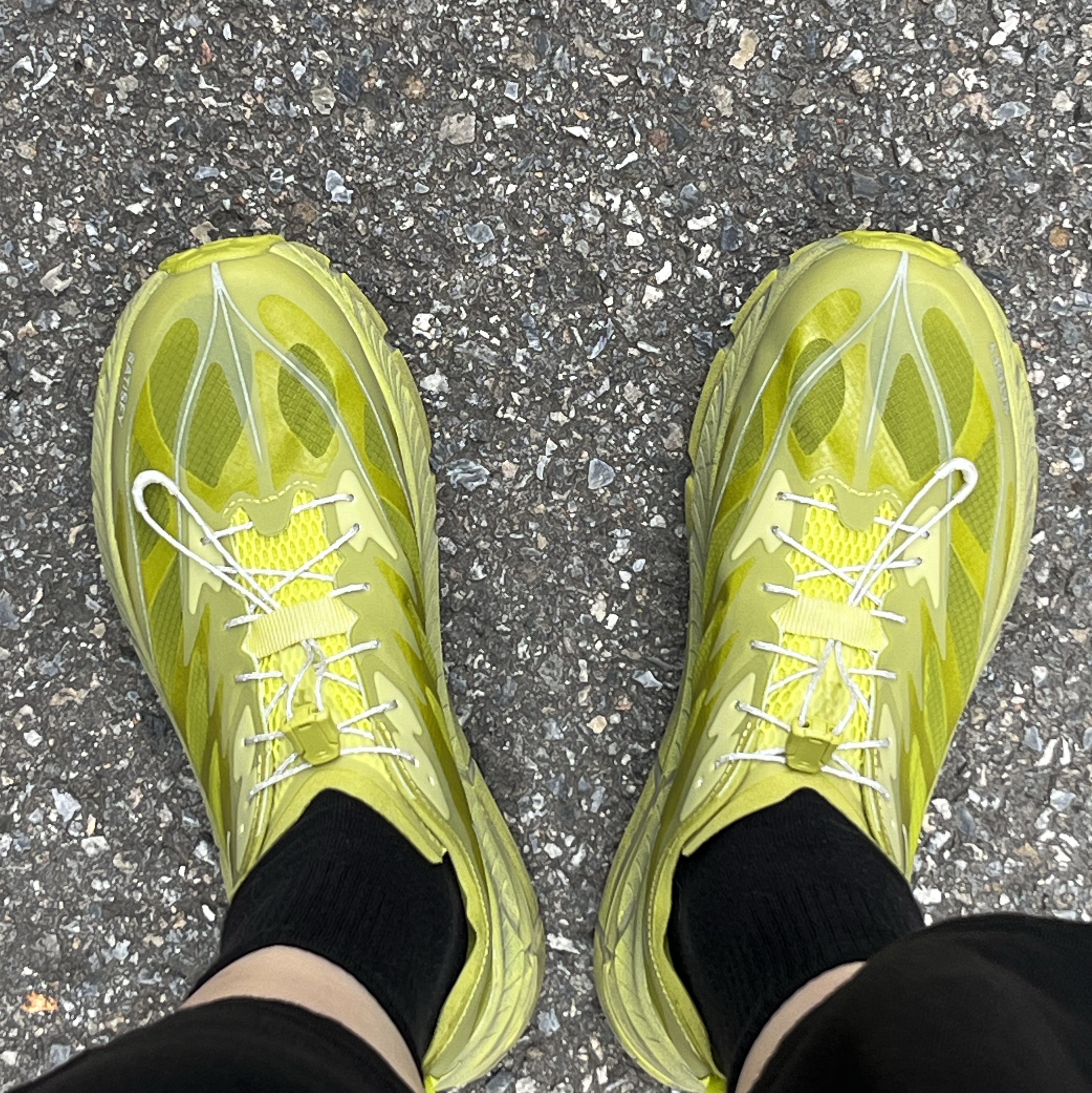 Hoka x Satisfy Mafate Speed 4 Lite Sulfur 착용 스타일 - 1