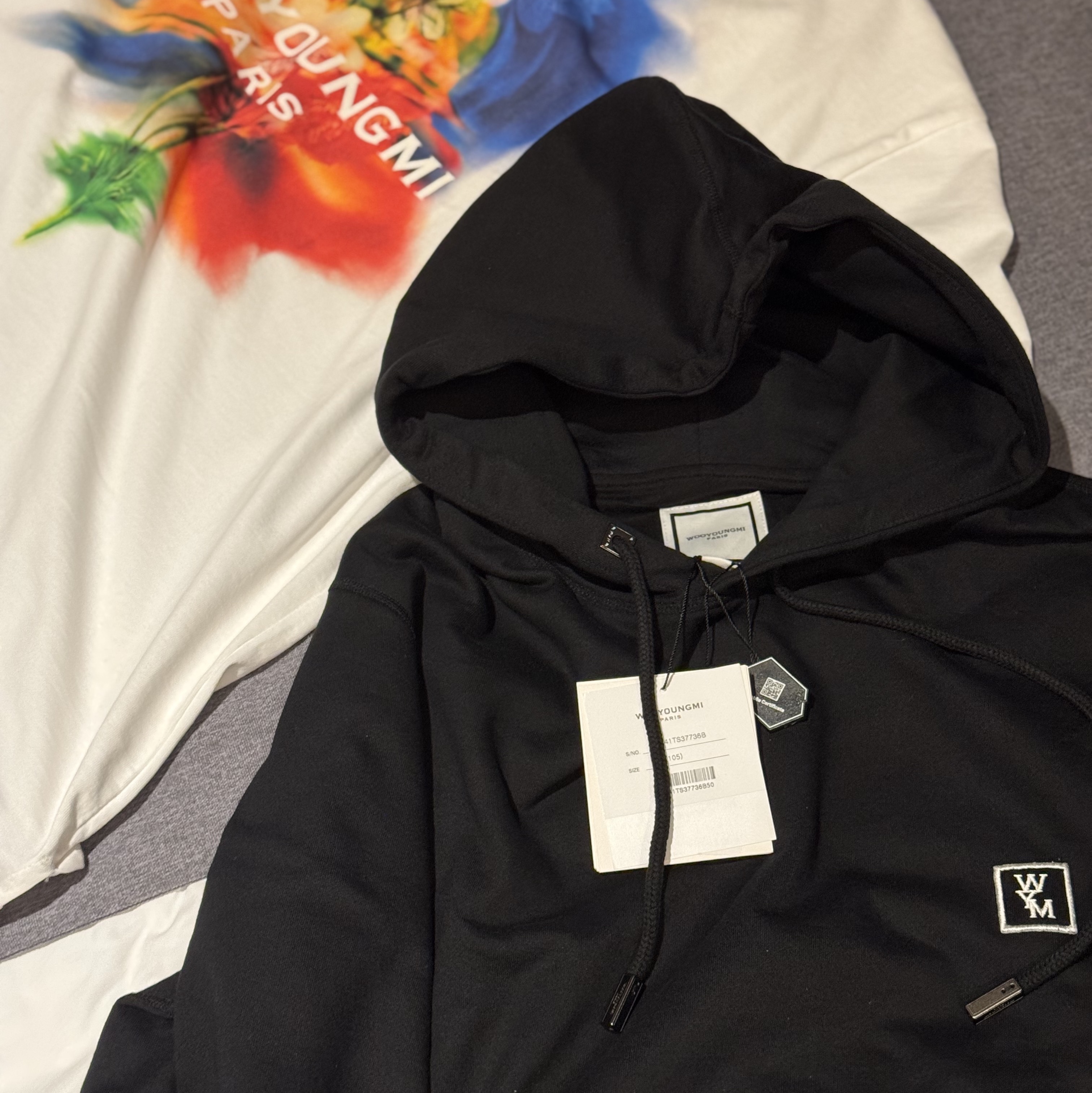 Wooyoungmi Cotton Back Logo Hooded Sweatshirt Black - 24SS, Wooyoungmi Swaying Flower Back Logo T-Shirt White - 24FW 착용 스타일 - 1