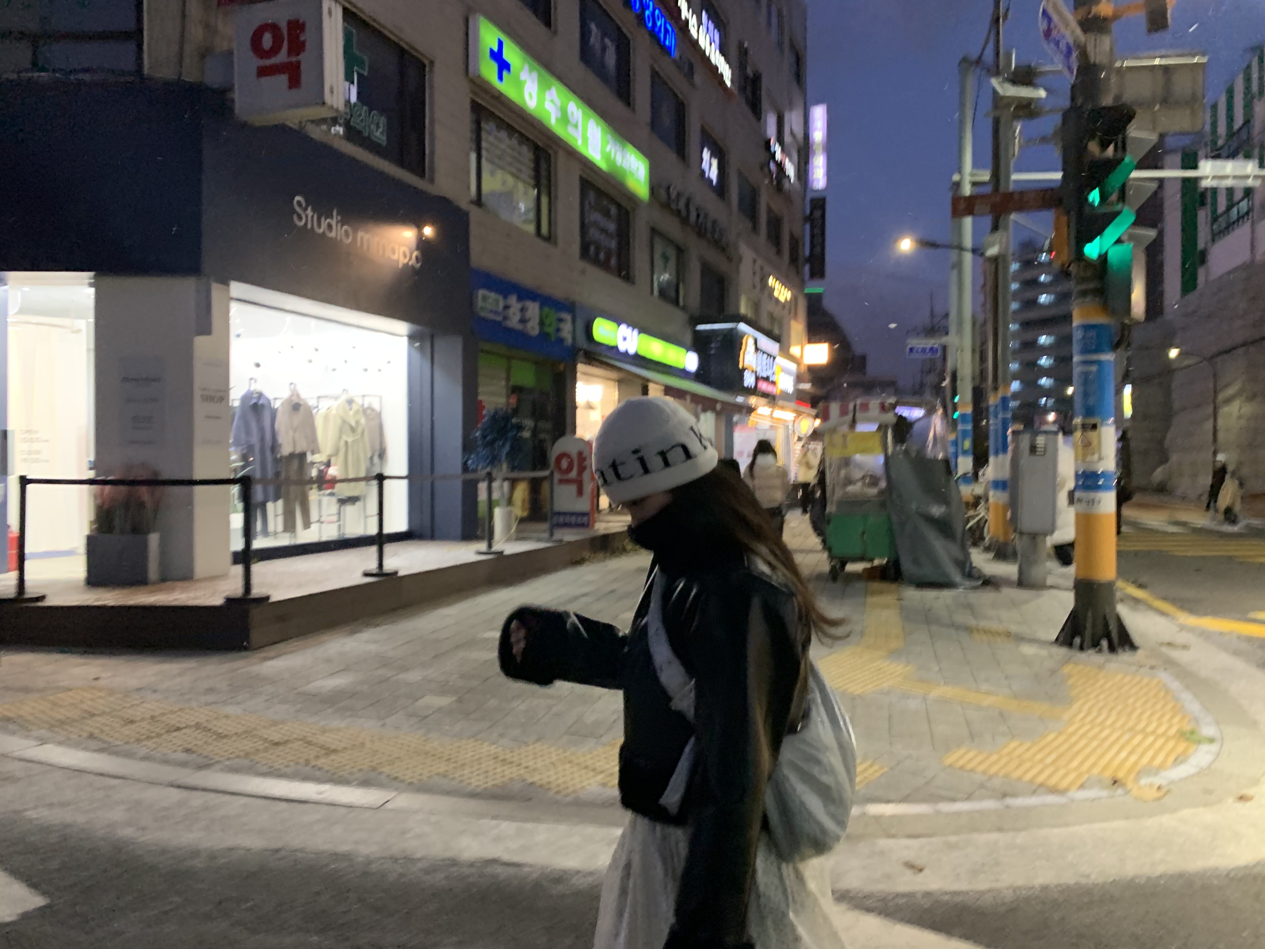 Matin Kim Logo Jacquard Short Beanie White, Matin Kim Logo Jacquard Short Beanie Black 착용 스타일