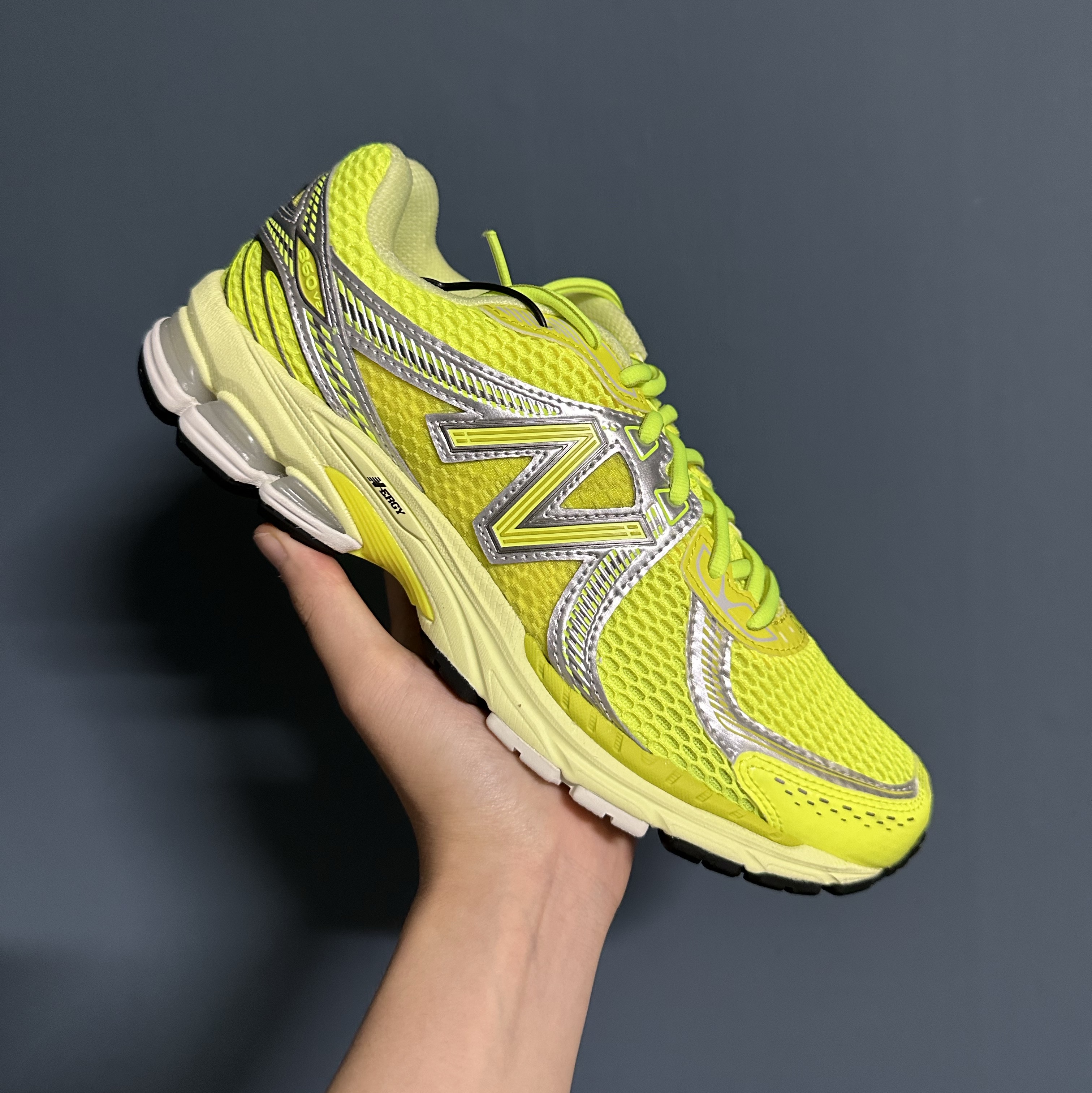 New Balance x Aime Leon Dore 860v2 Yellow 착용 스타일 - 1