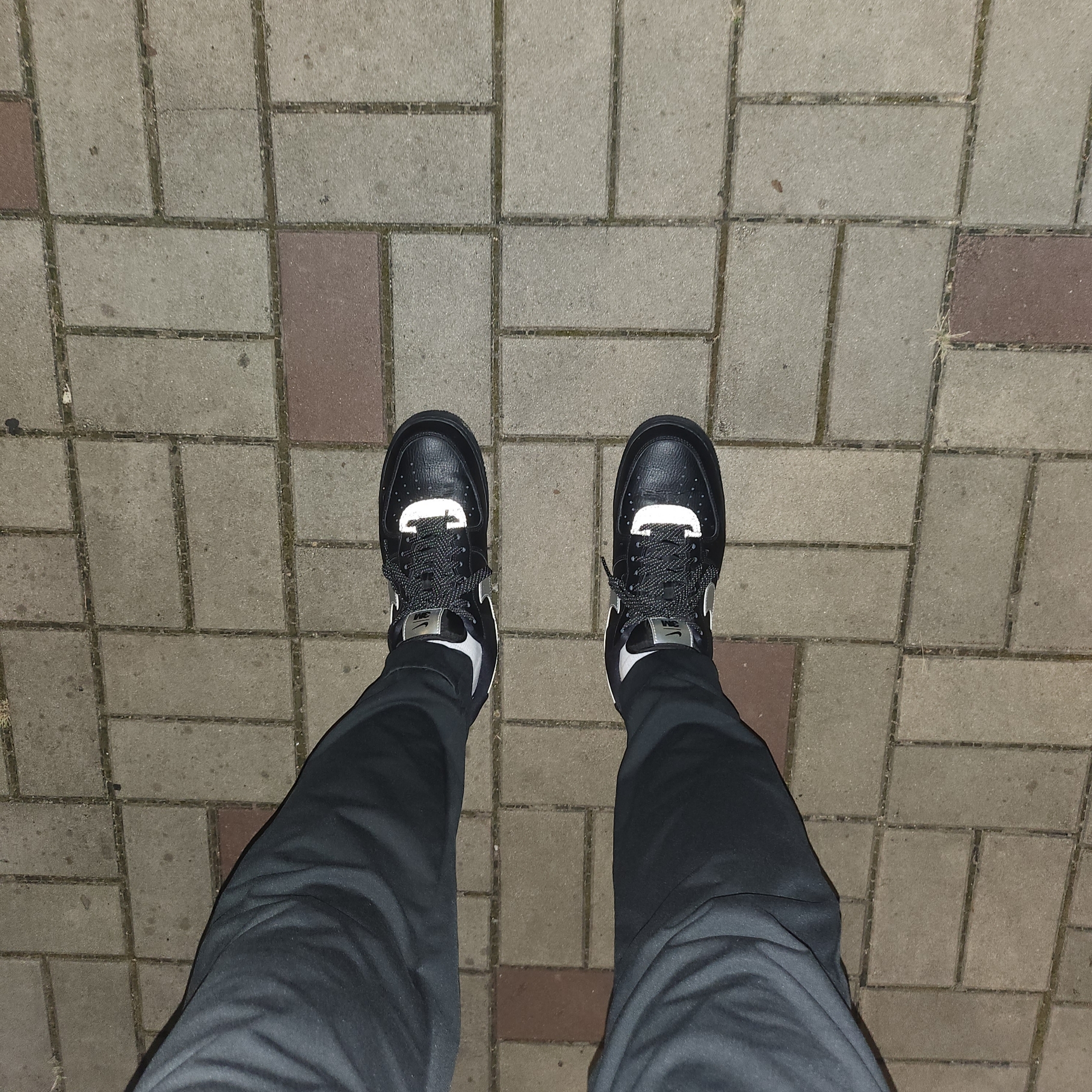 Nike Air Force 1 '07 LV8 3M Black Metallic Silver 착용 스타일 - 1