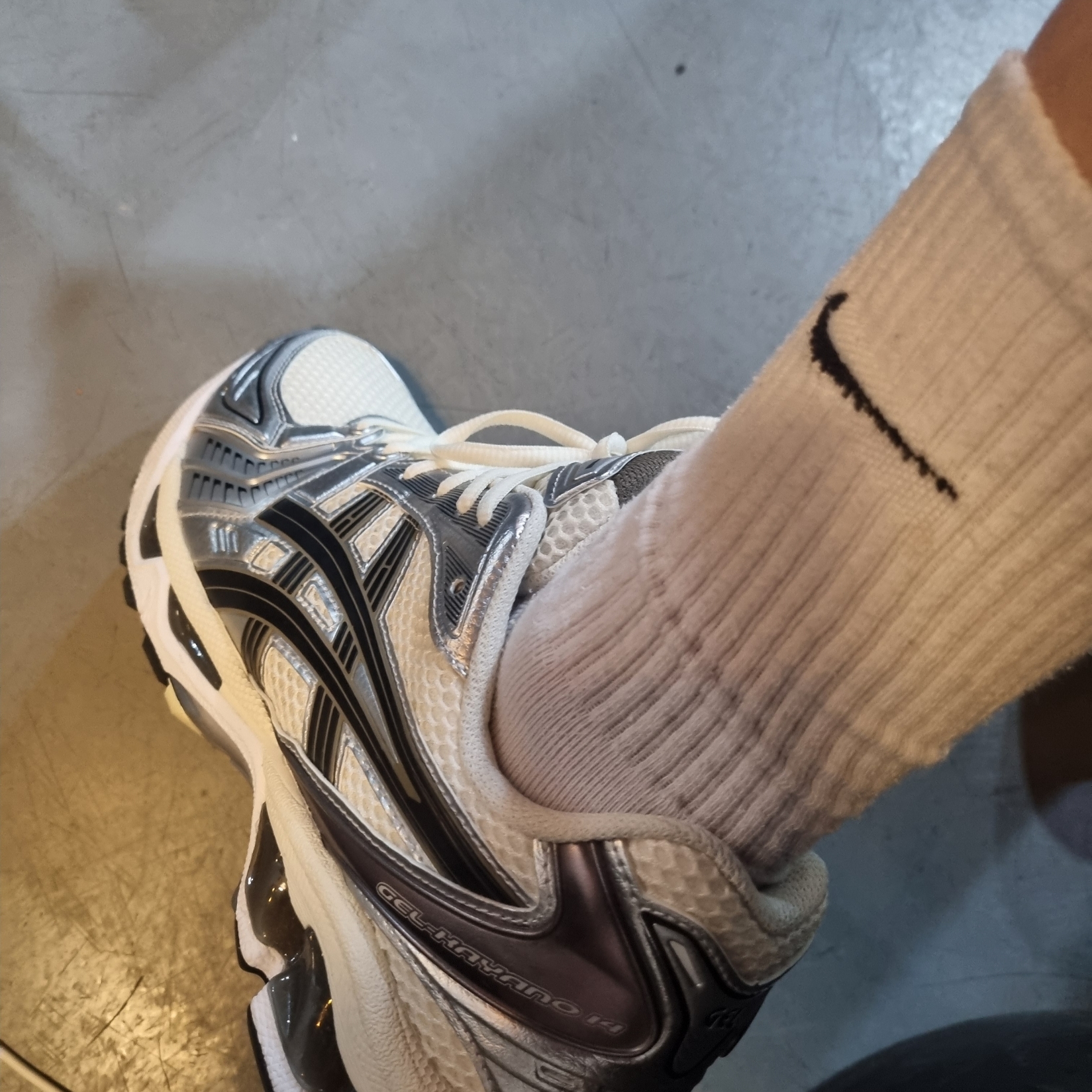 Asics Gel-Kayano 14 Cream Black 착용 스타일