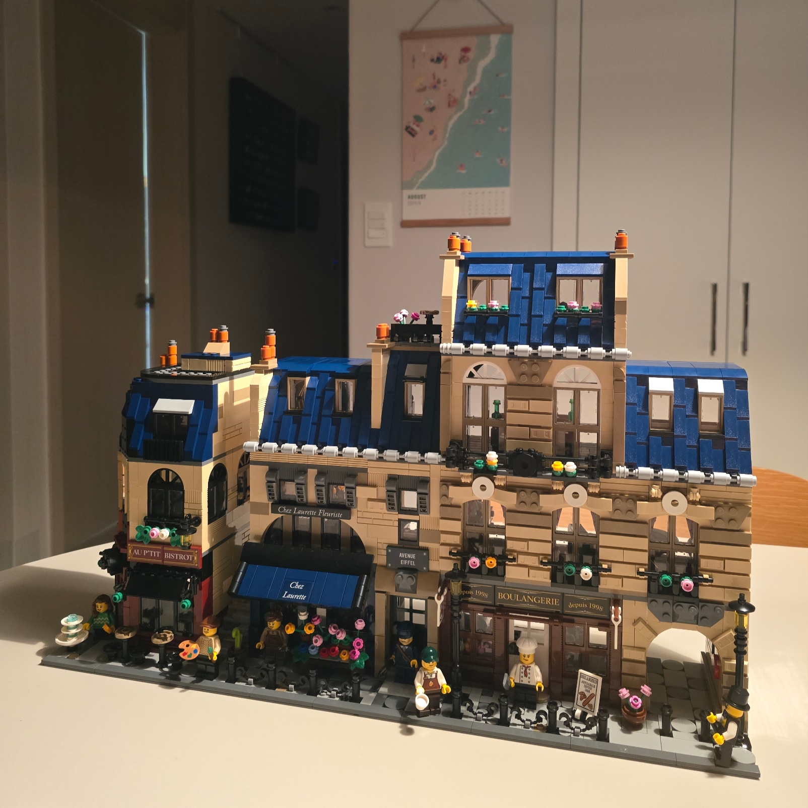 Lego Parisian Street 착용 스타일