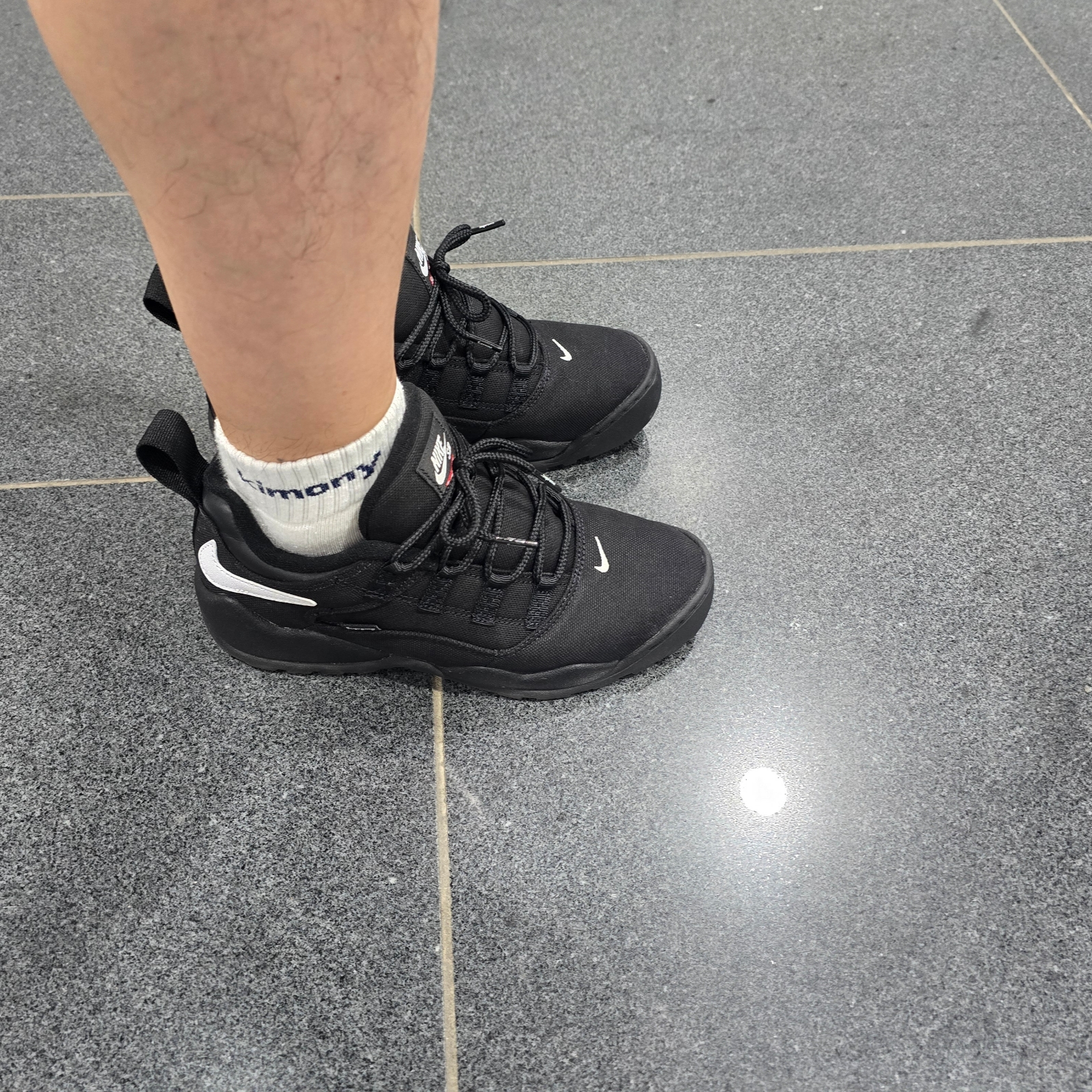 Nike x Supreme SB Darwin Low Black 착용 스타일 - 1
