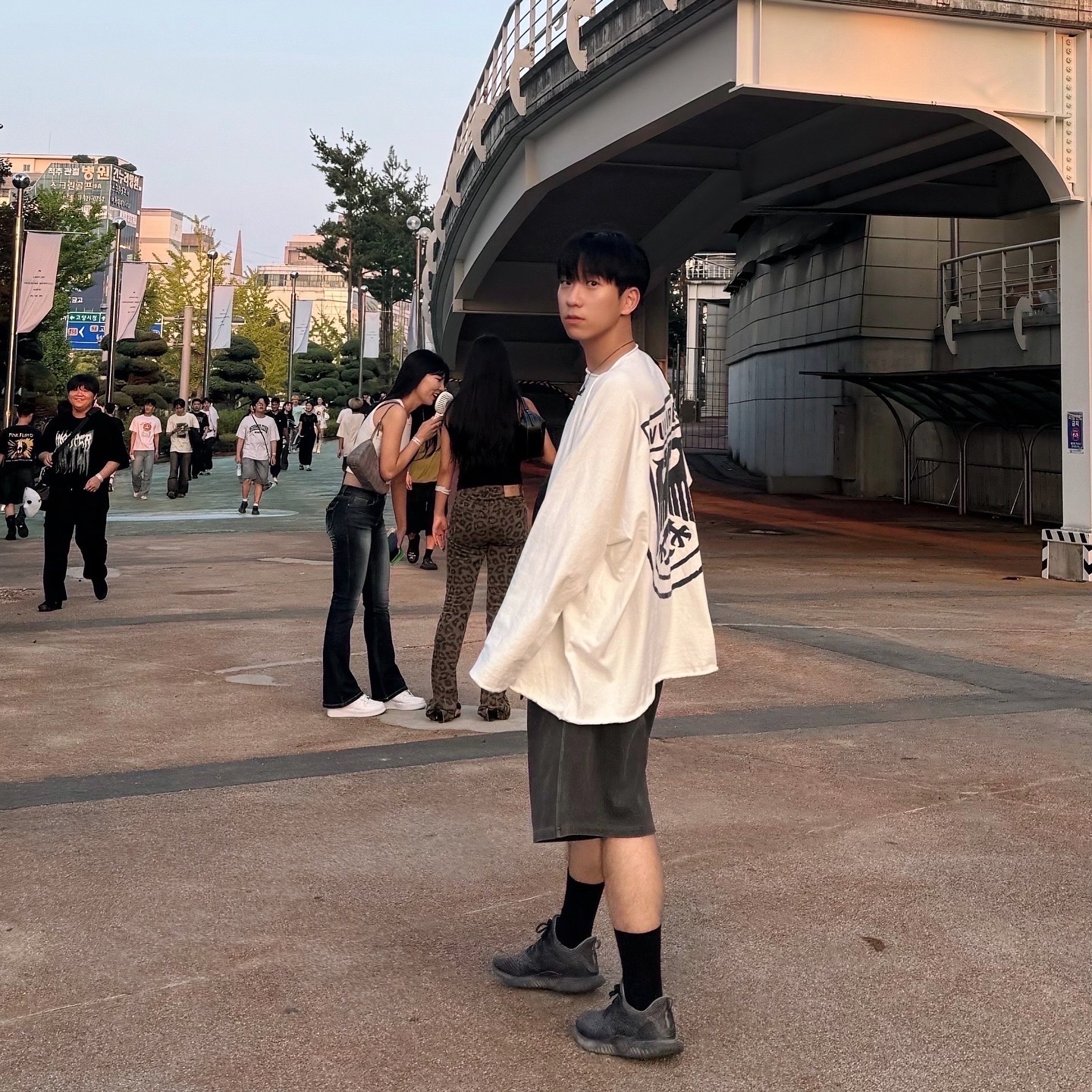 Yeezy Vultures Long Sleeve T-Shirt White, Adidas Alphabounce Beyond Core Black Grey Three 착용 스타일 - 1