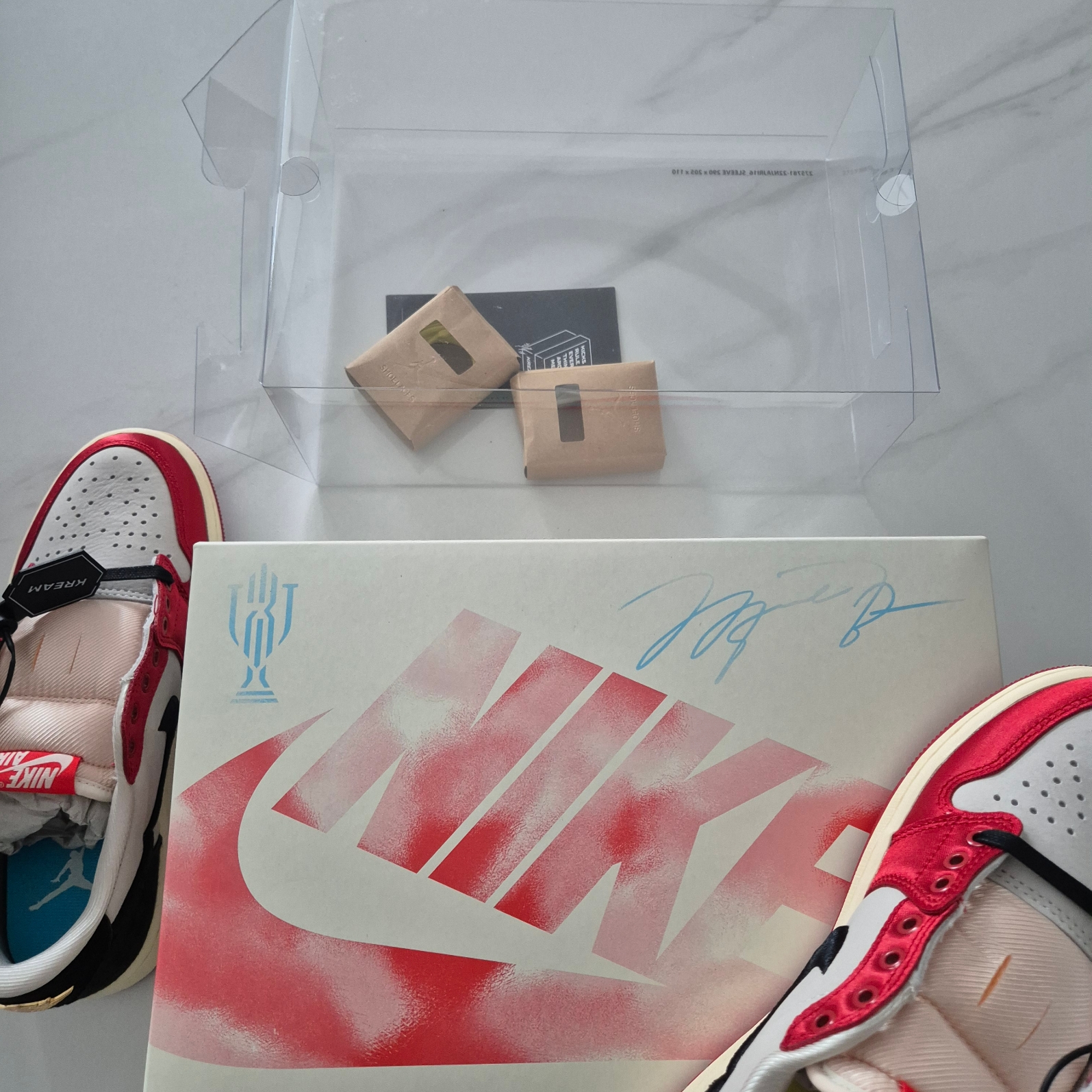 Jordan 1 x Trophy Room Retro Low OG SP Sail Varsity Red 착용 스타일 - 2