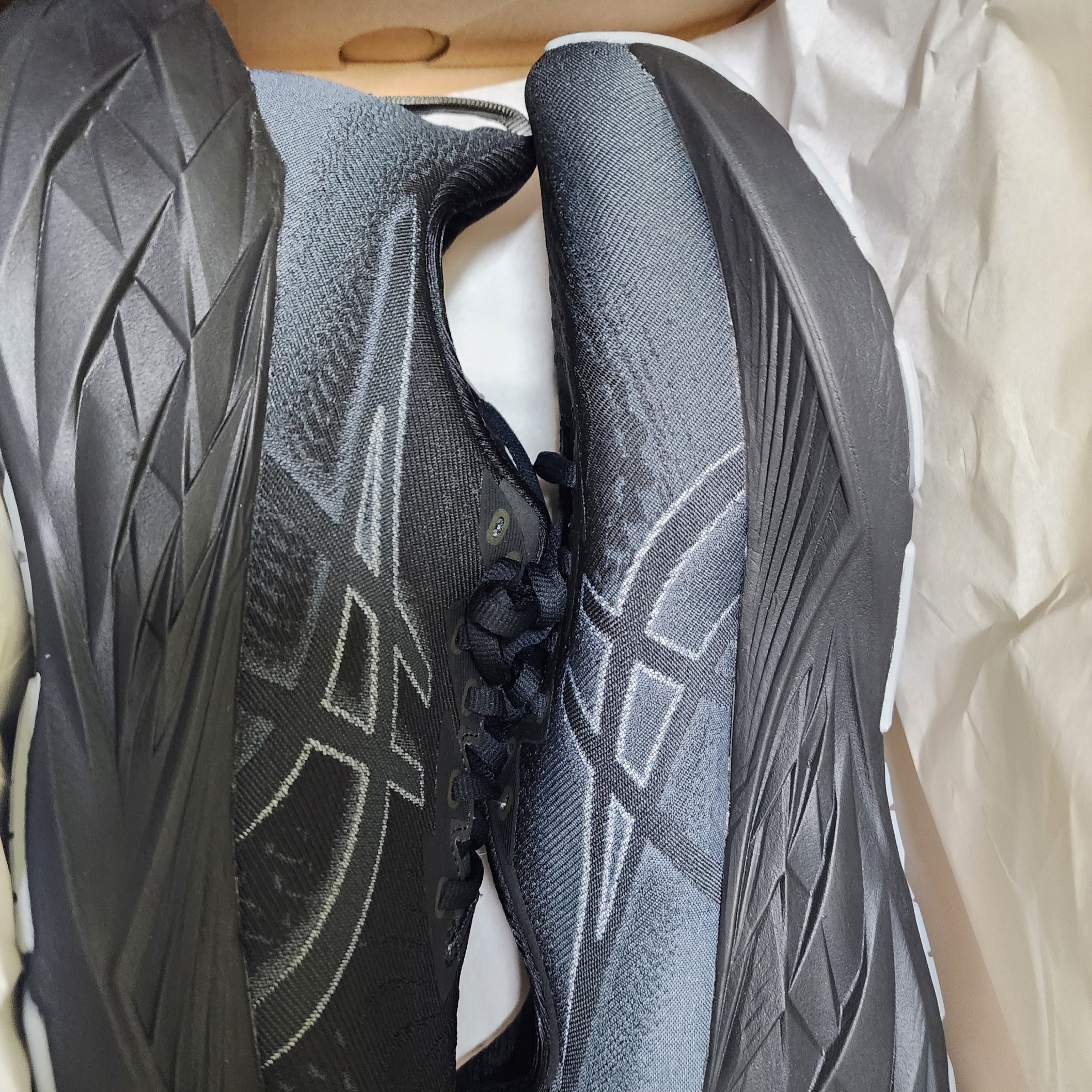 Asics Novablast 4 Black Graphite Grey - 2E Wide 착용 스타일