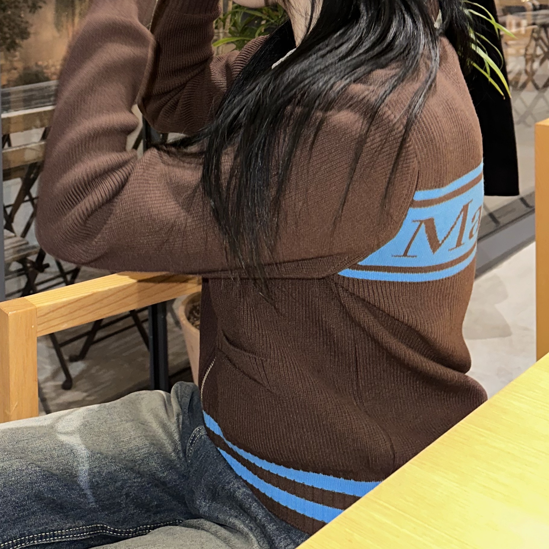 Matin Kim Spell Point Stripe Knit Cardigan Brown 착용 스타일 - 2