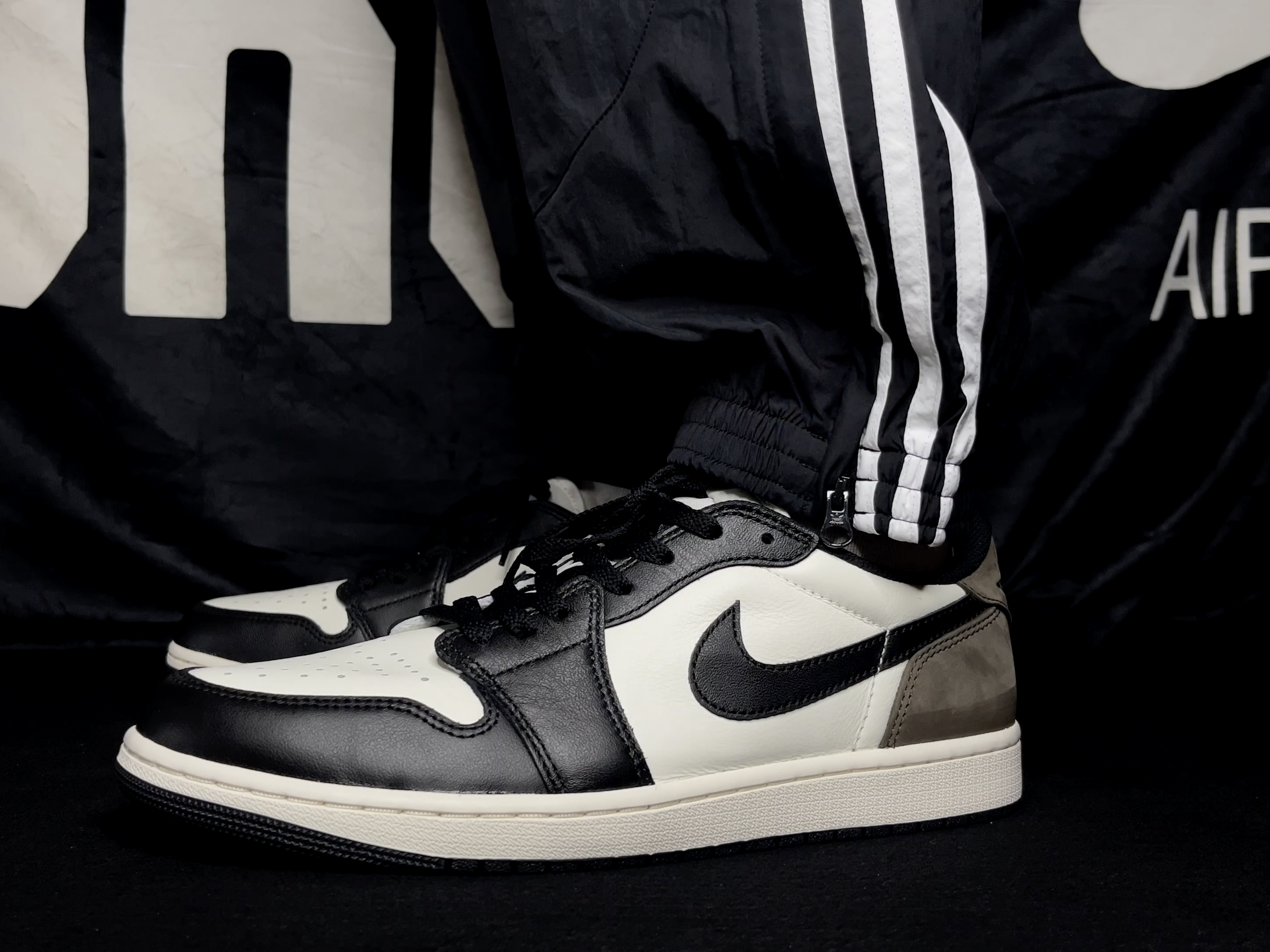 Jordan 1 Retro Low OG Mocha, Adidas x Yeseyesee Blues-Like Track Pants Black - KR Sizing 착용 스타일 - 3