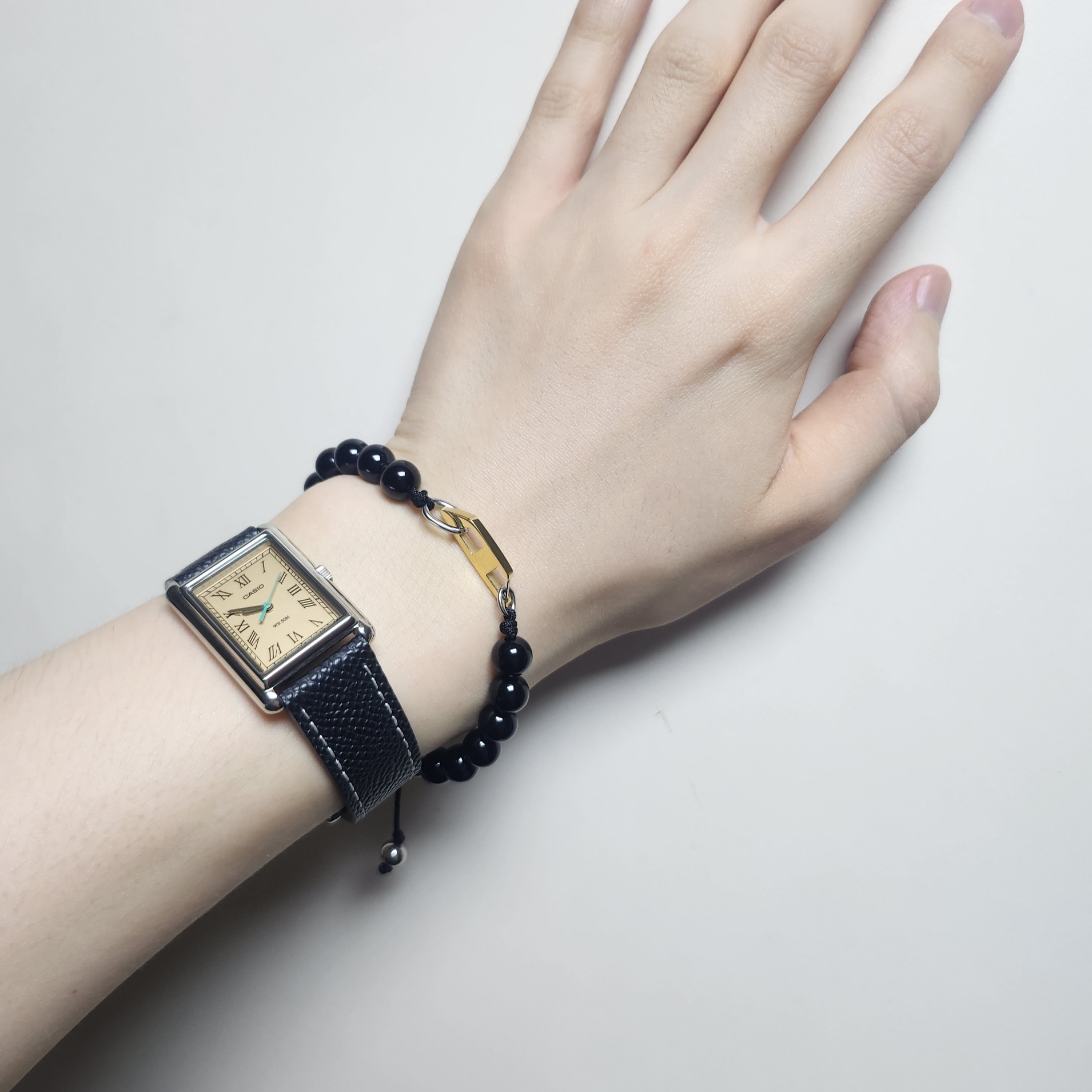 Diesel Dx1341 Agate Beaded Bracelet Black 착용 스타일 - 1